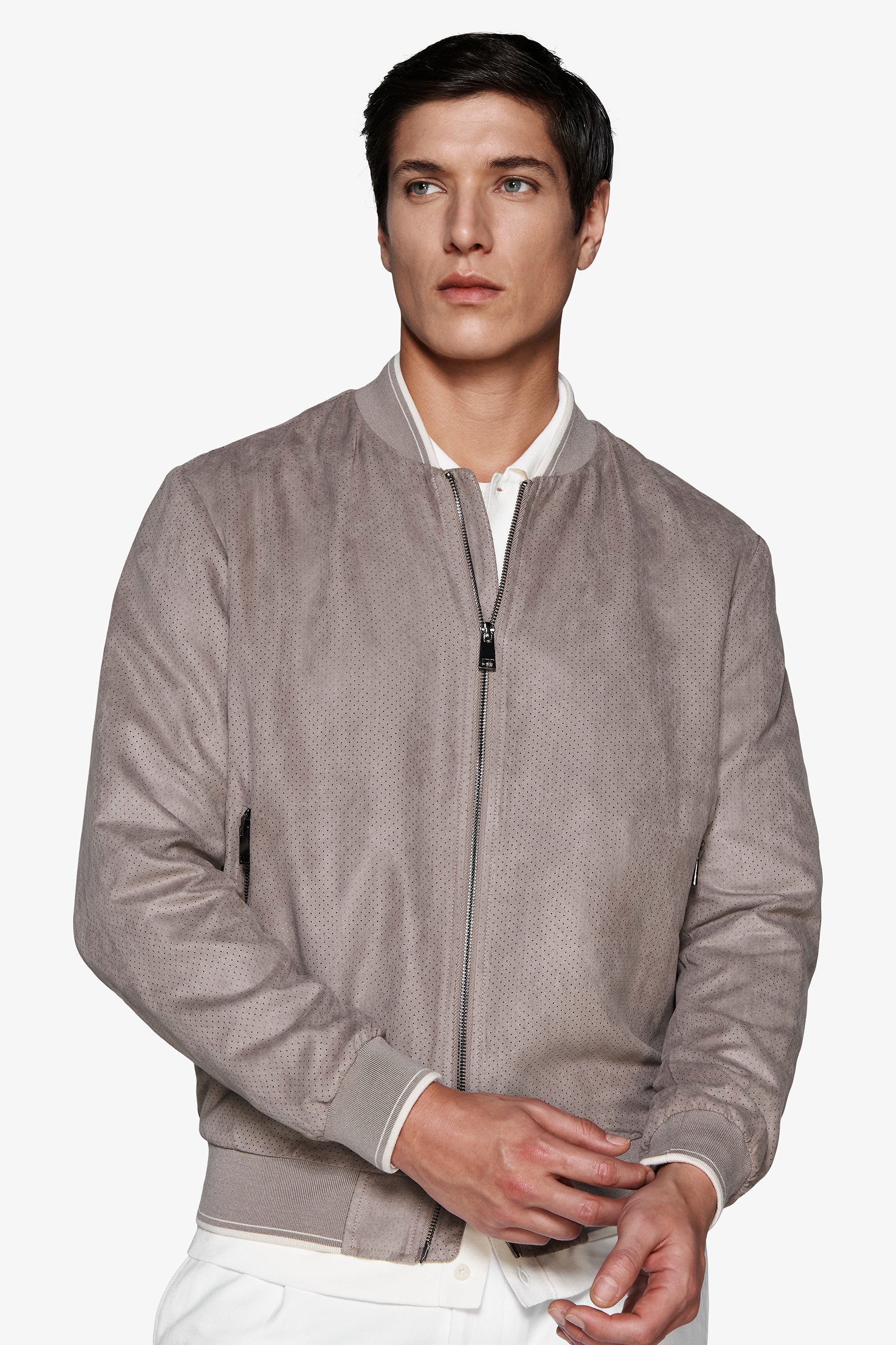 Bomberjacke aus perforiertem Öko-Wildleder in Taupe.