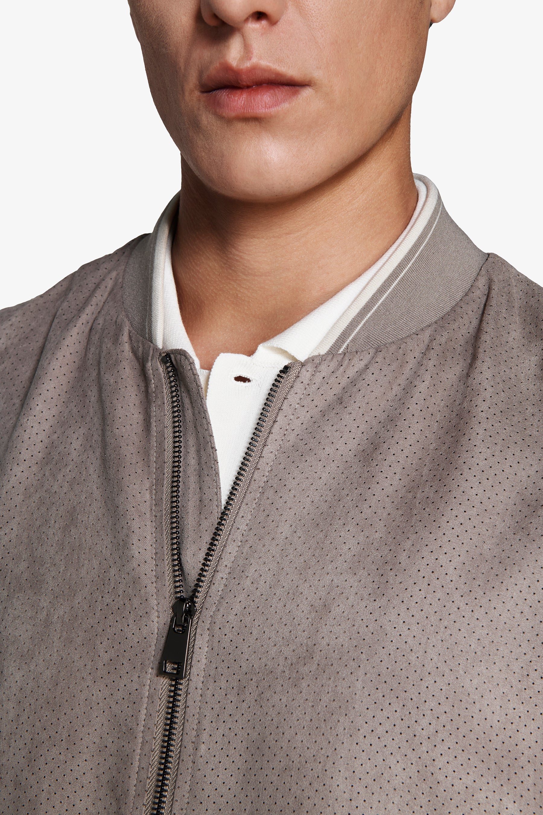 Bomberjacke aus perforiertem Öko-Wildleder in Taupe.