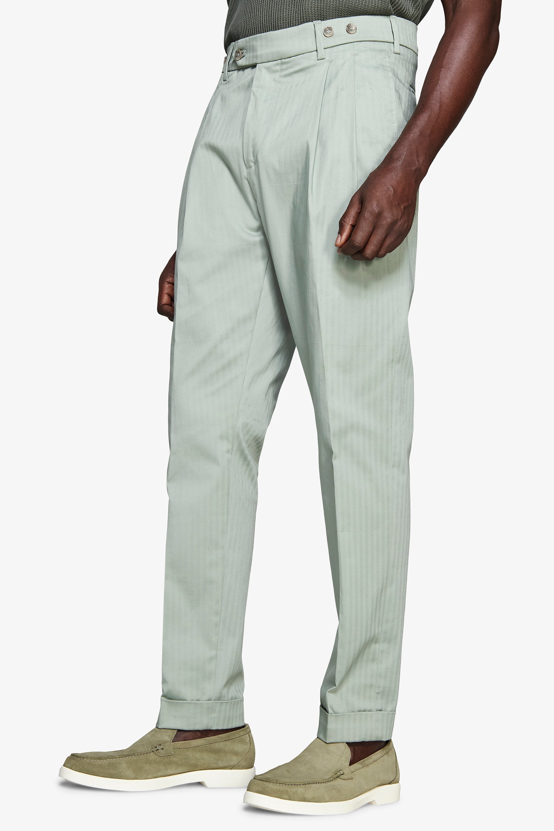 FISCHGRÄTEN-HOSE MIT 2 ZEICHEN IN SALBEI