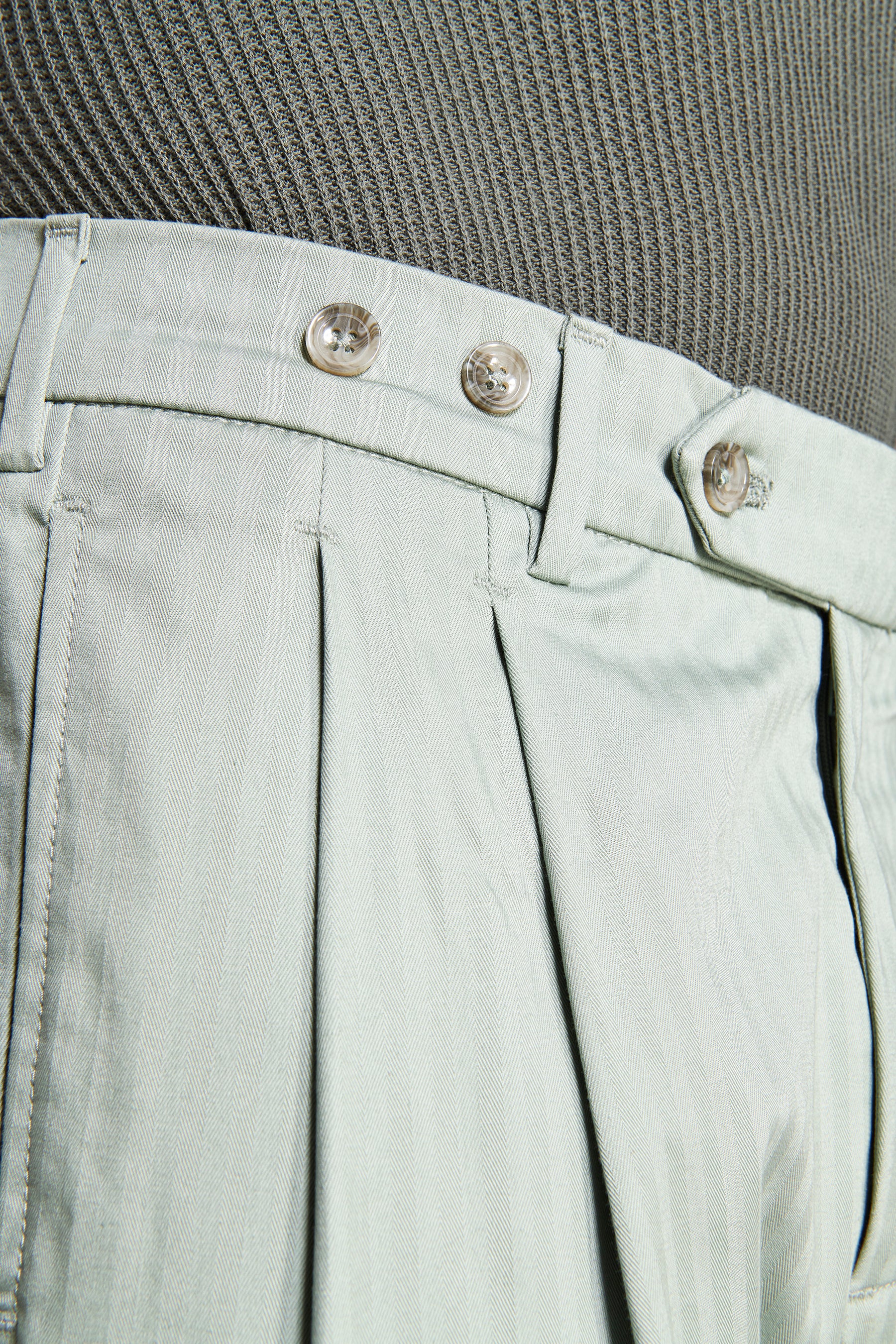 FISCHGRÄTEN-HOSE MIT 2 ZEICHEN IN SALBEI