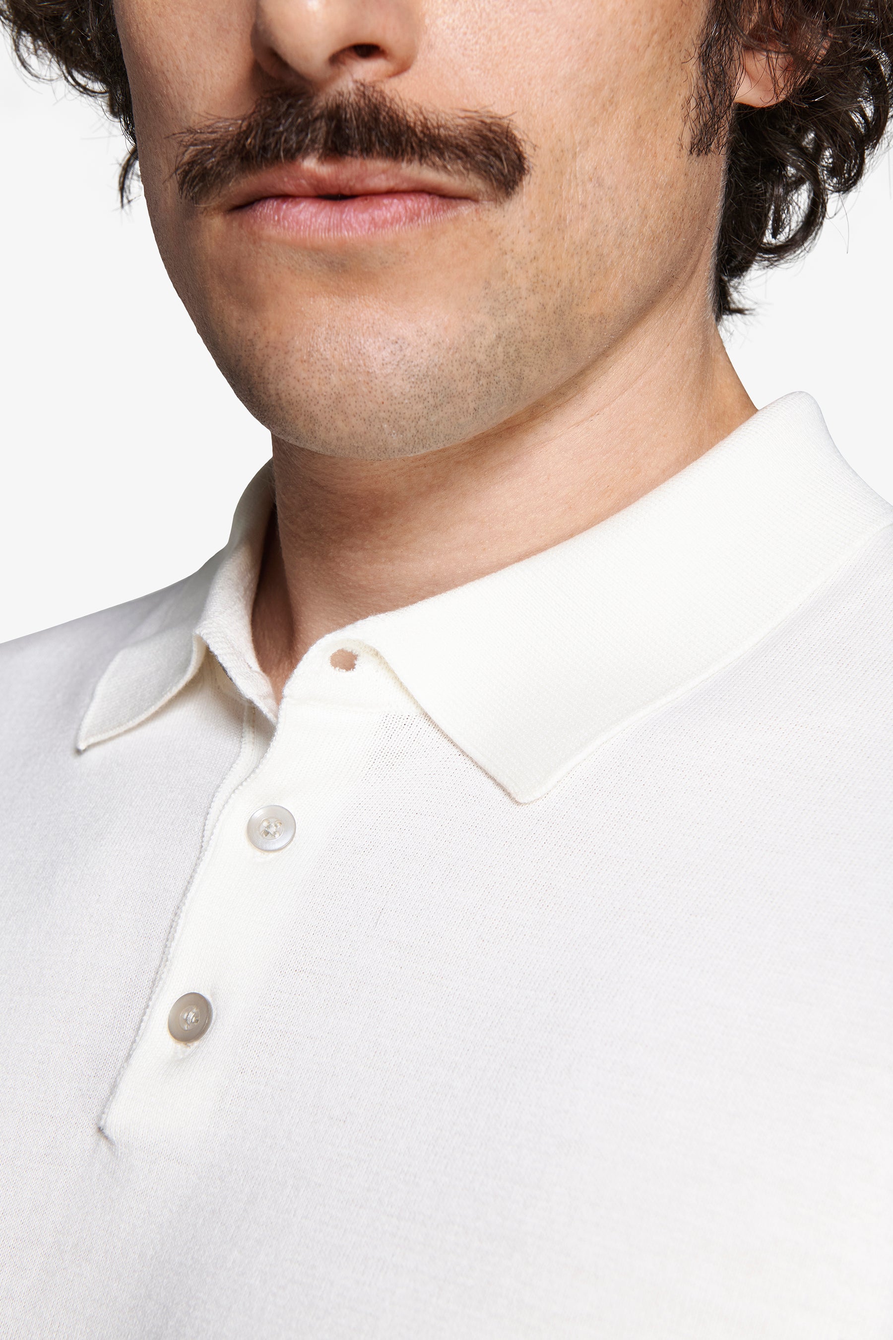 Weißes Poloshirt aus Strick