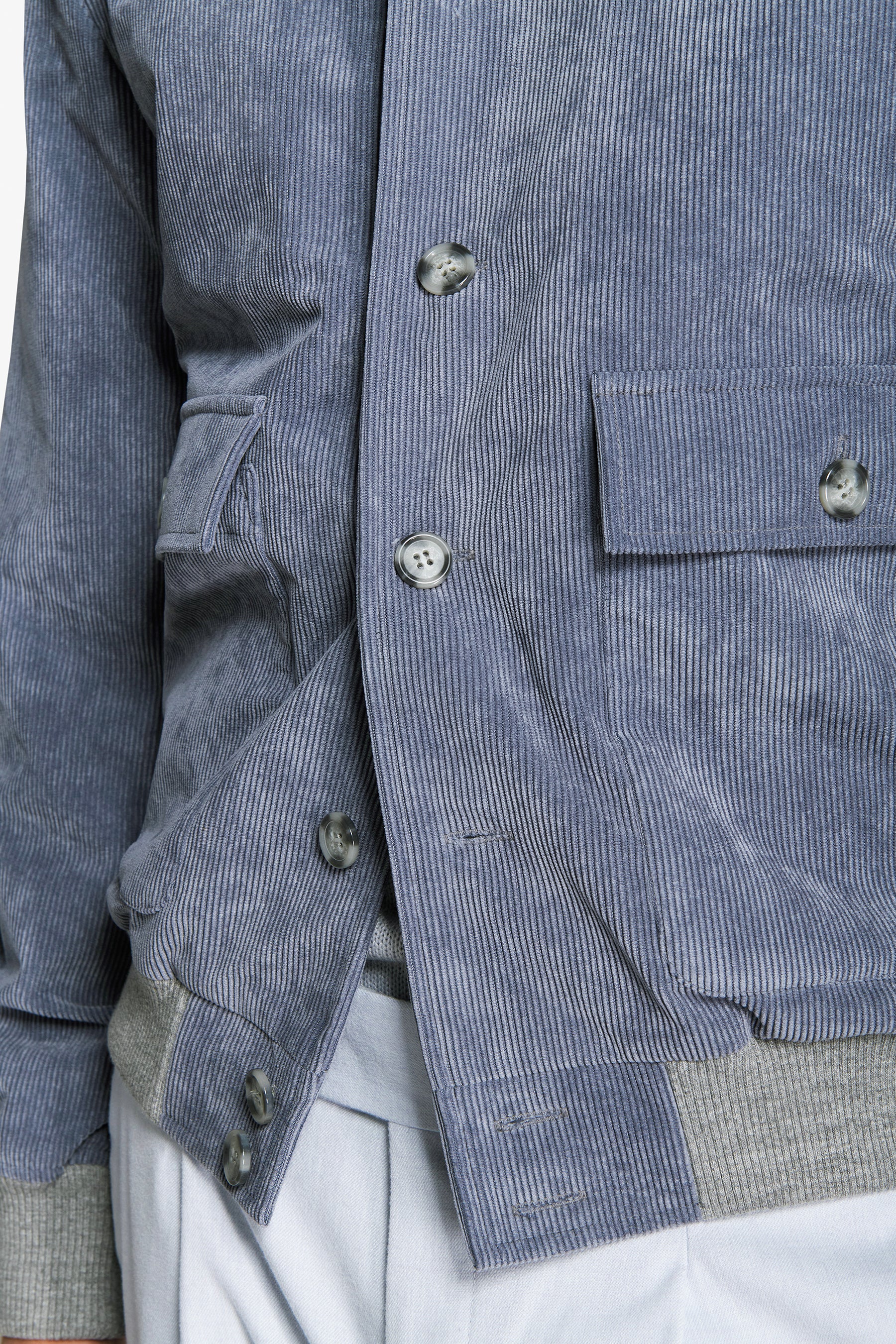 Bomberjacke aus babyblauem Cord