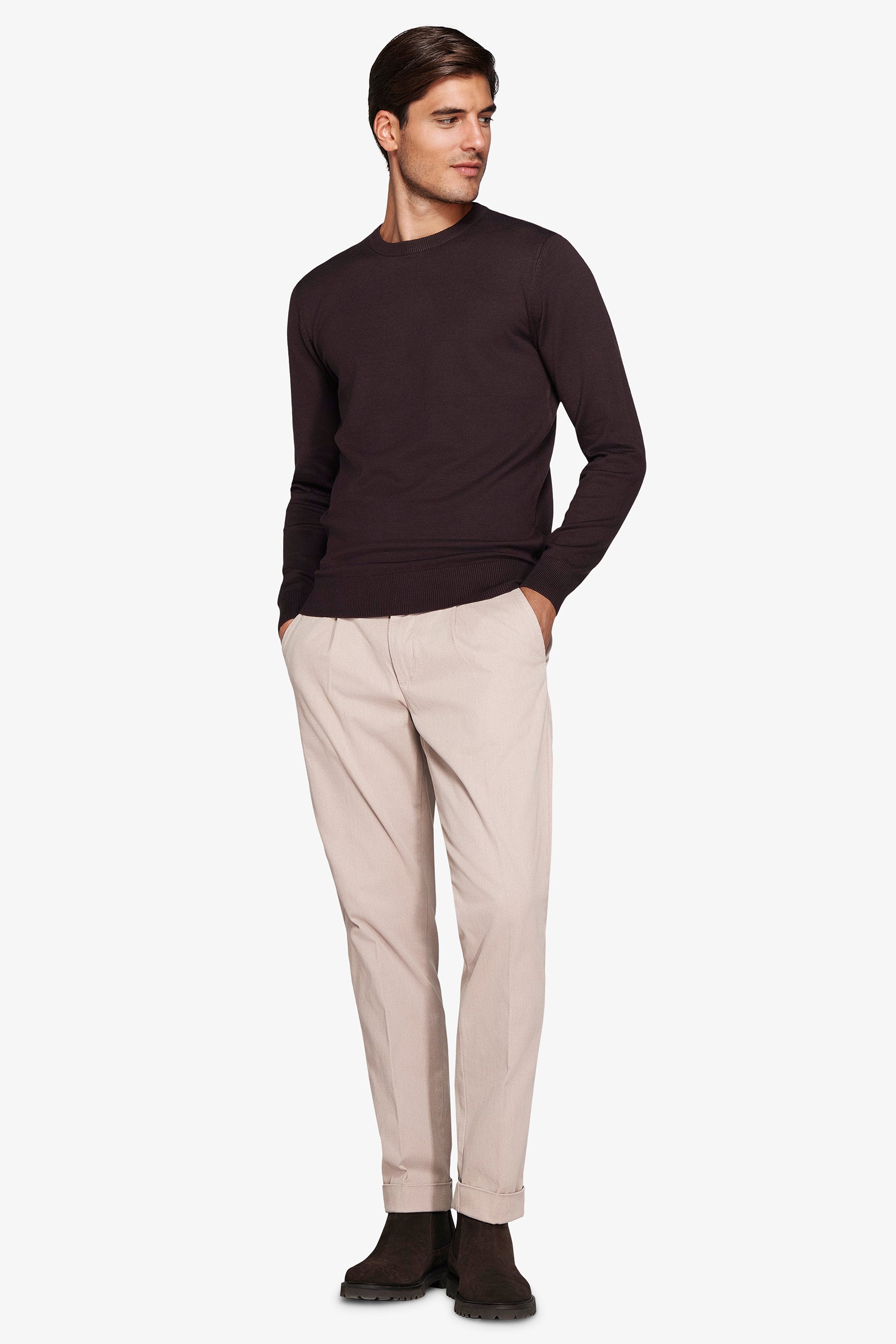 Einfacher brauner Pullover mit Rundhalsausschnitt