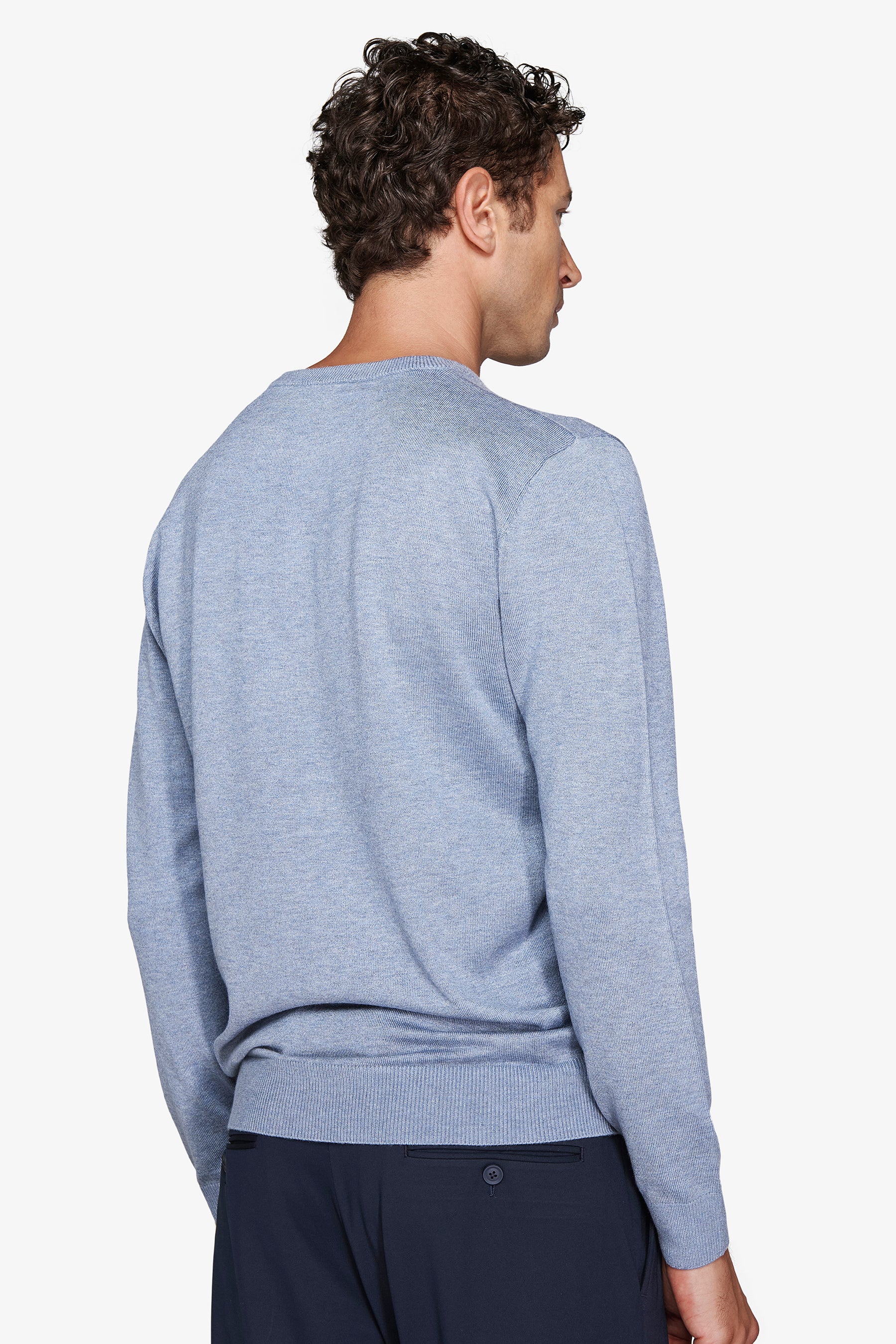 Einfacher hellblauer Pullover mit Rundhalsausschnitt