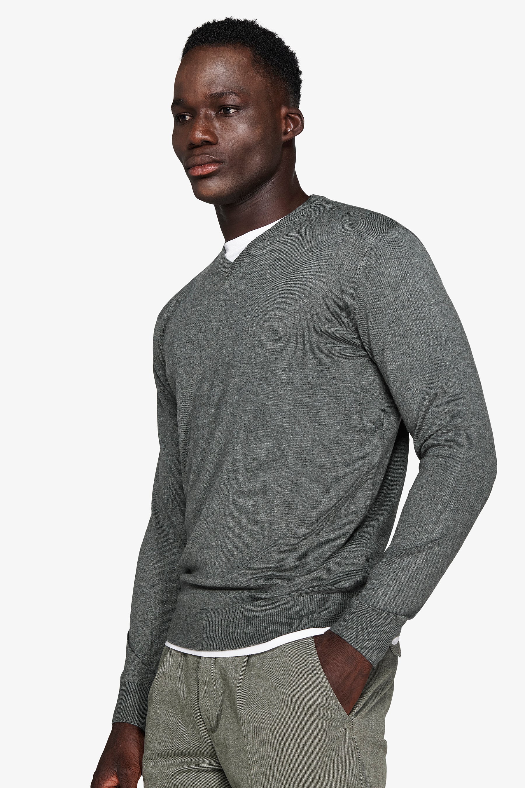 Suéter verde con cuello de pico