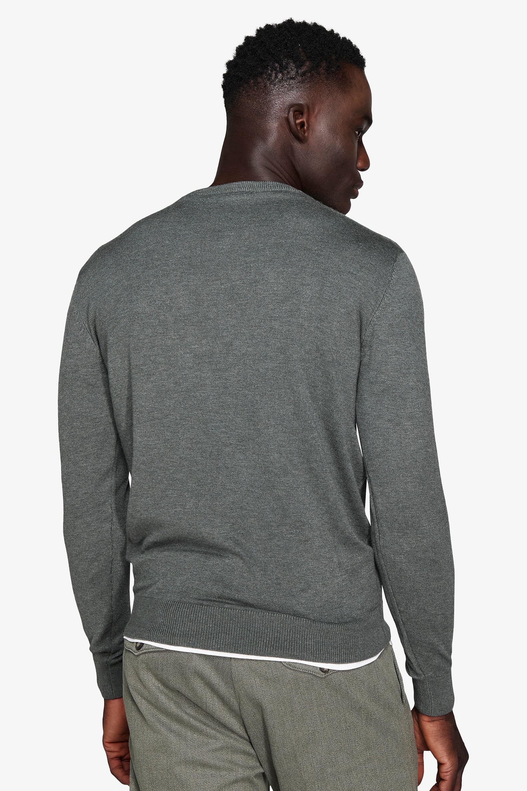 Suéter verde con cuello de pico