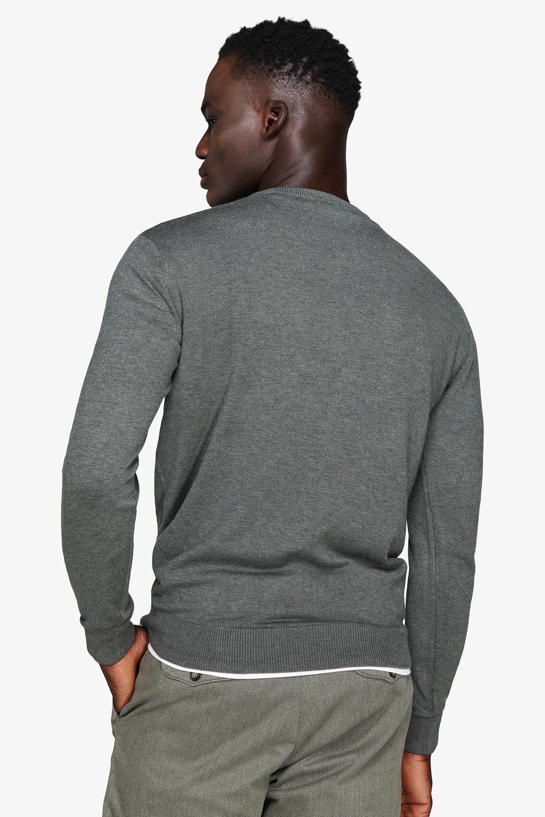 Suéter verde con cuello de pico