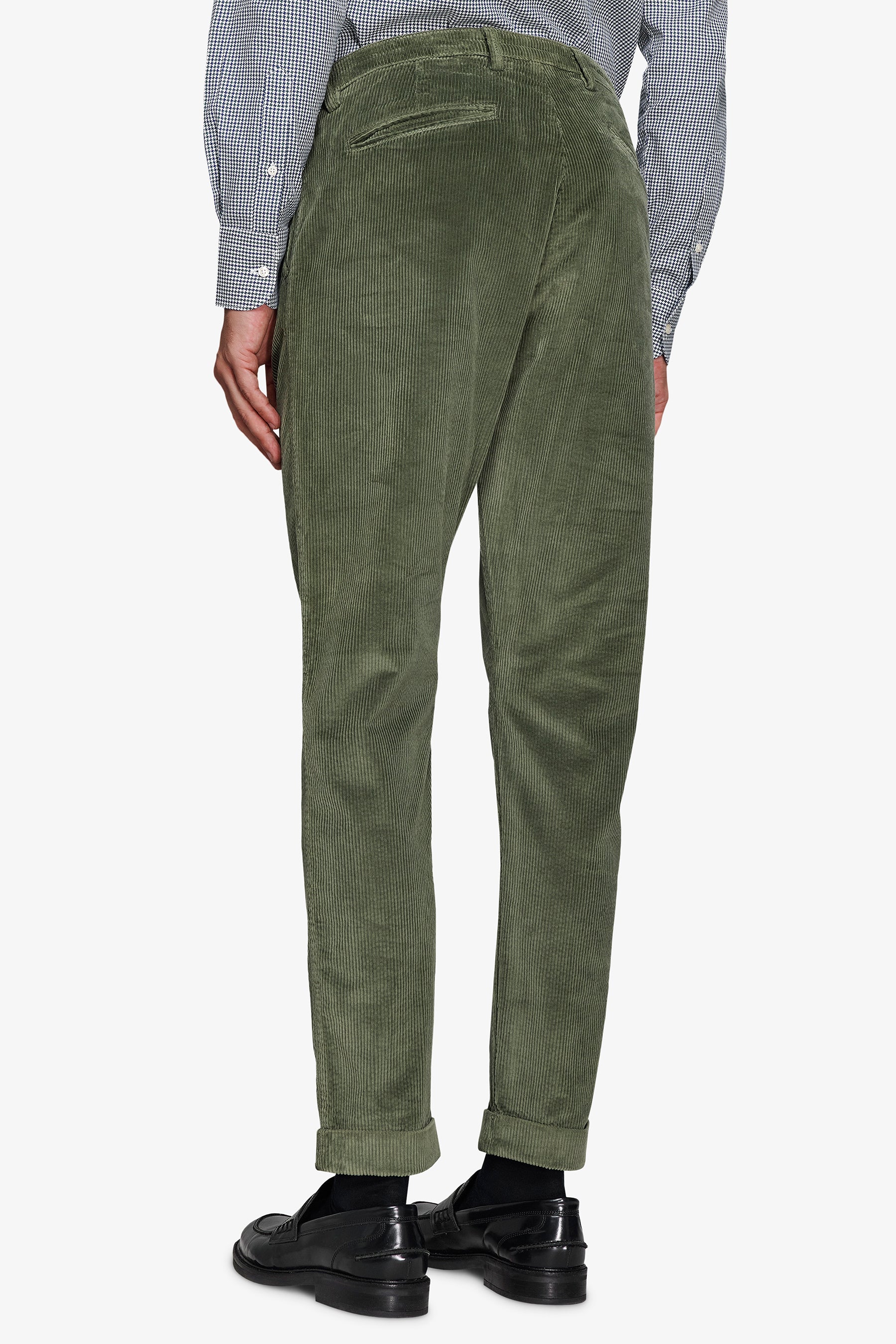 Pantalon en velours côtelé vert mille raies