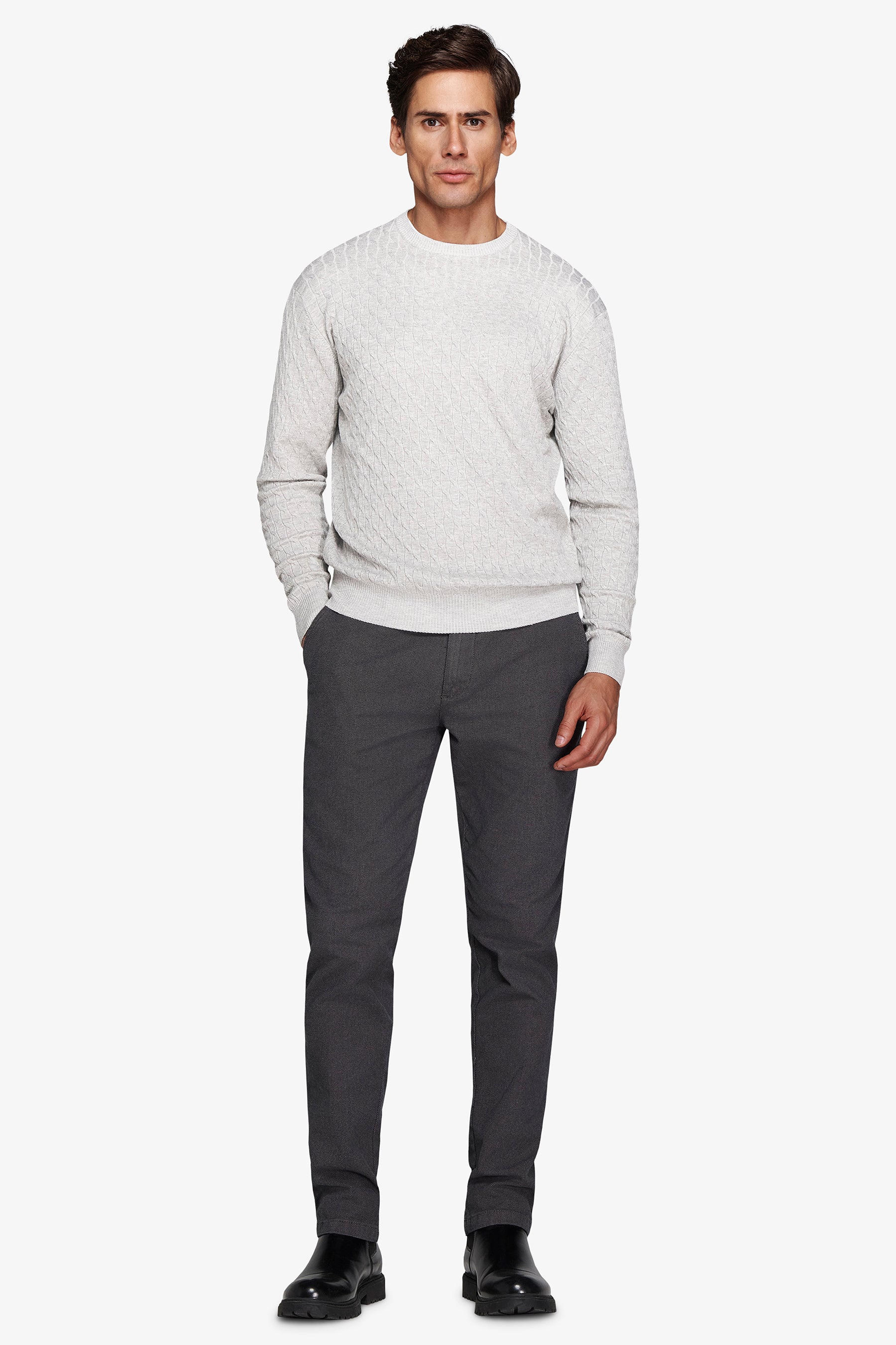 Pull gris clair, modèle torsadé à col rond