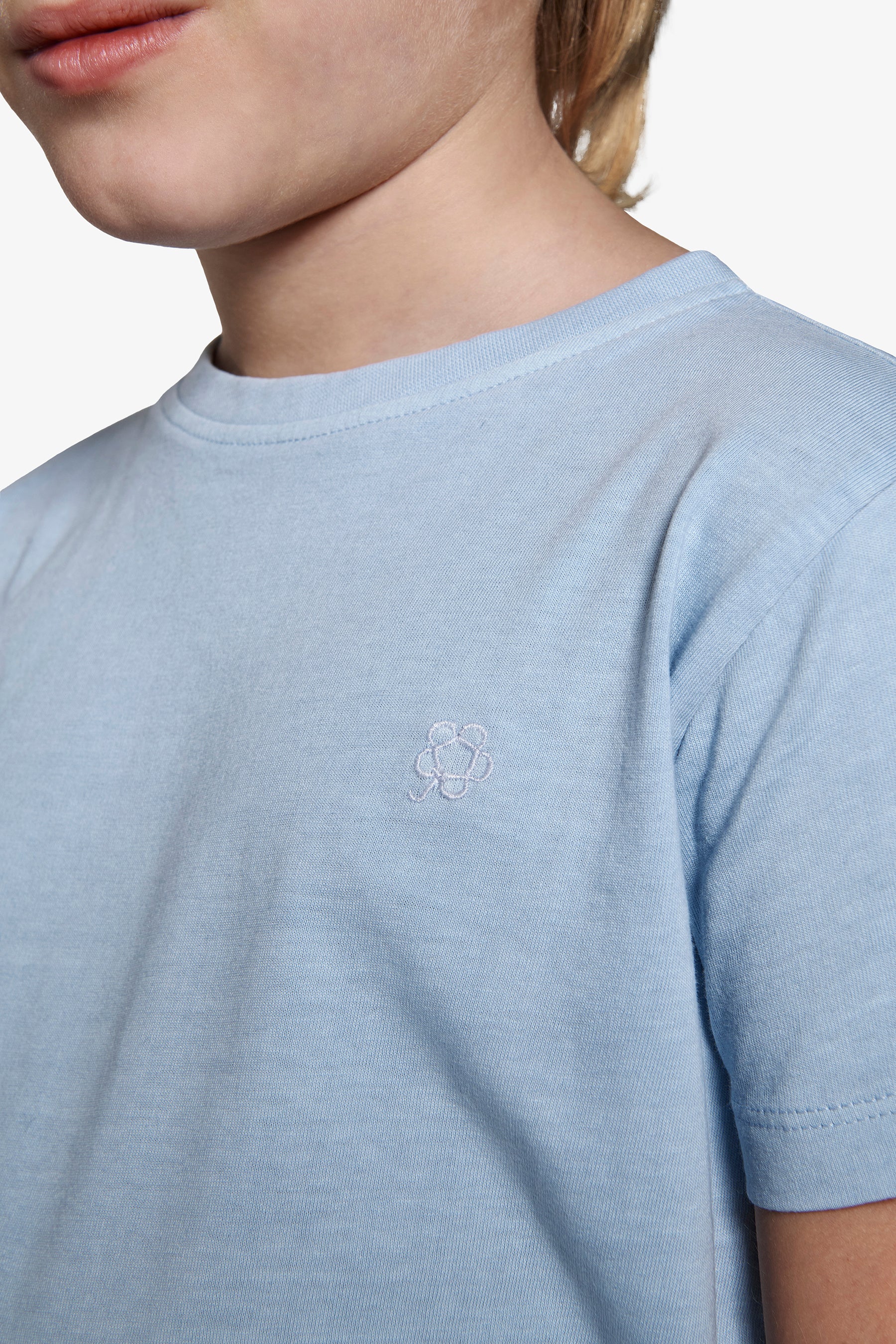 Camiseta básica con bordado azul claro Kids