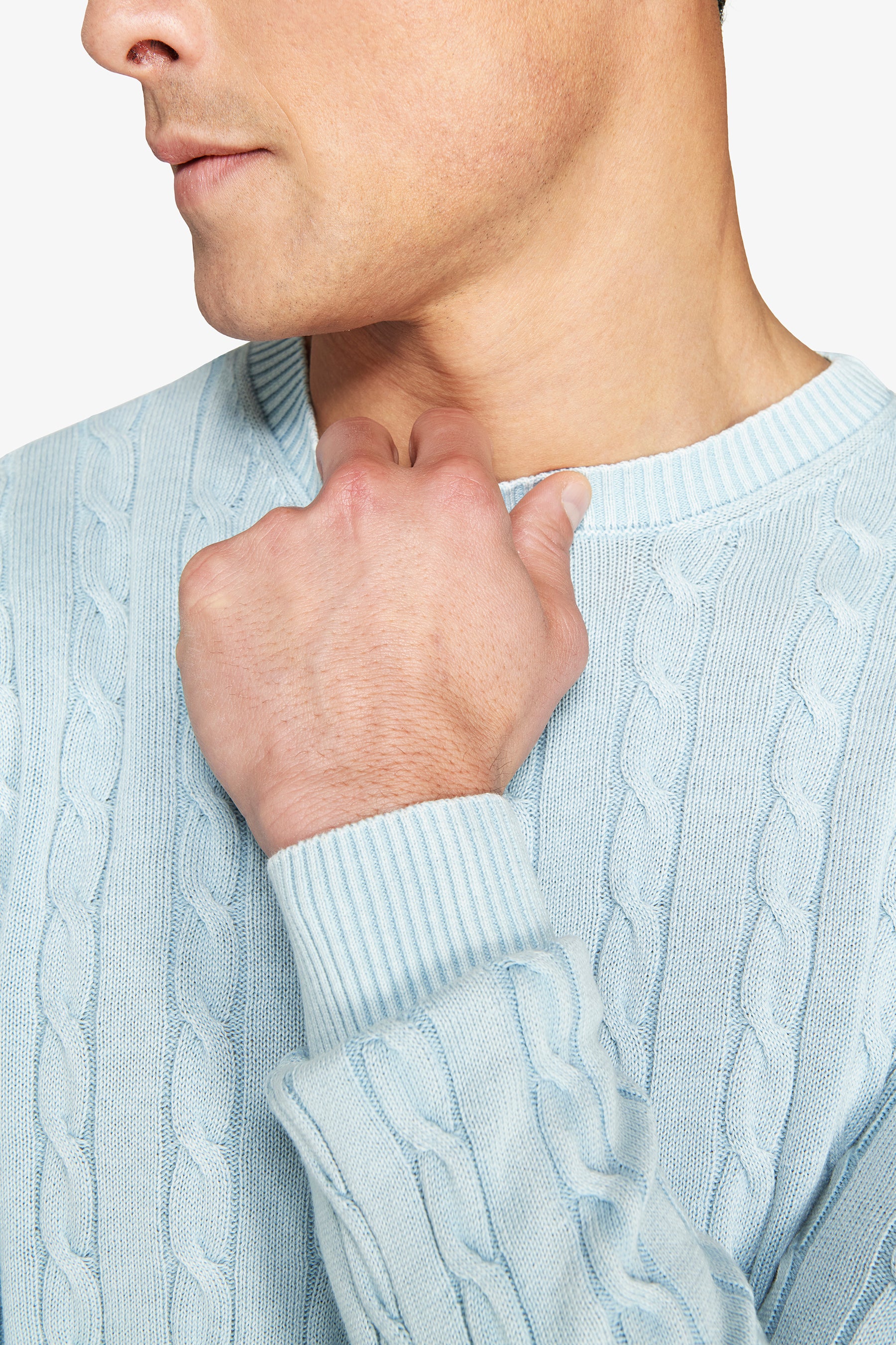 Rundhalspullover mit Zopfmuster aus Flachstrick in Hellblau