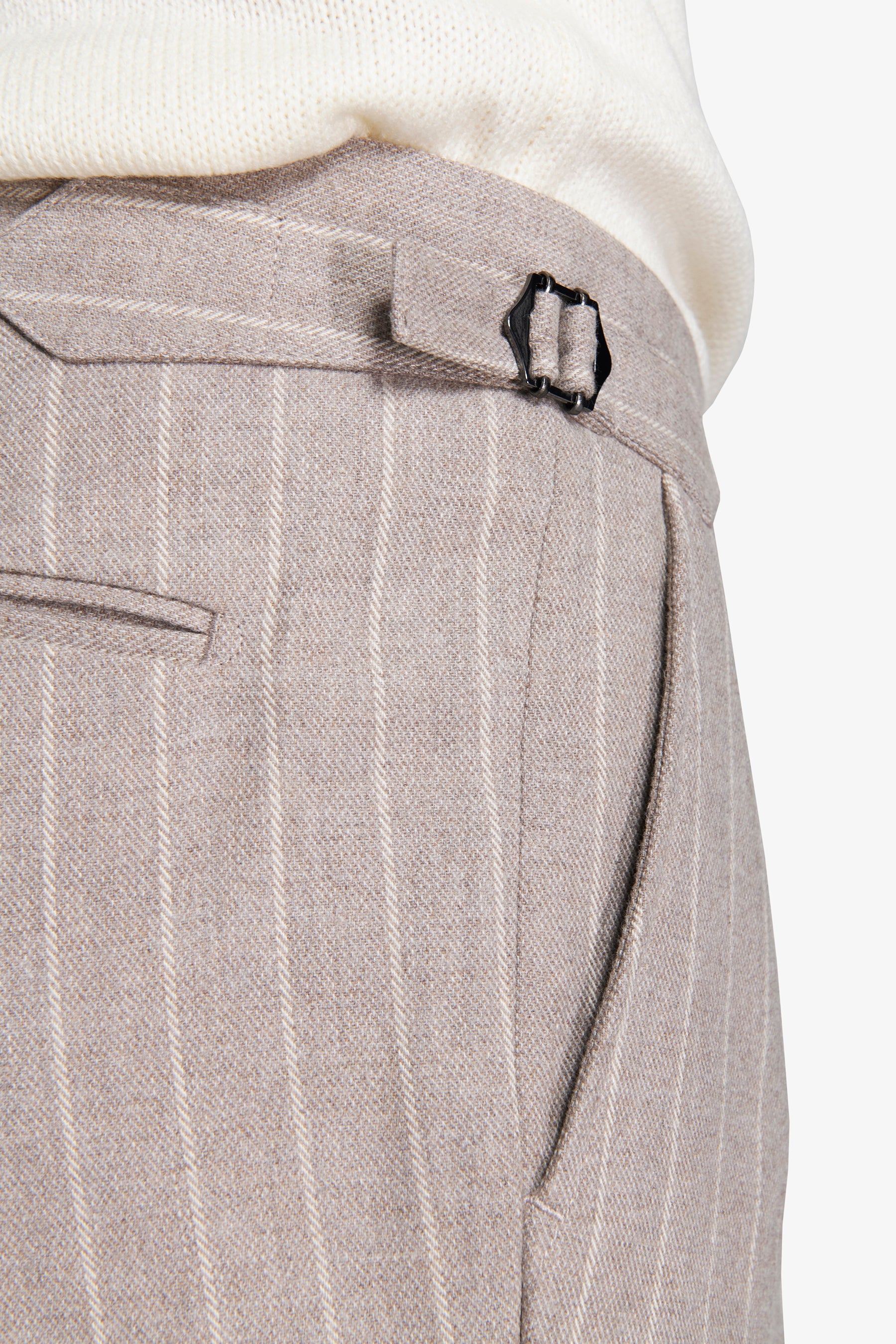 Pantalon à fines rayures gris souris