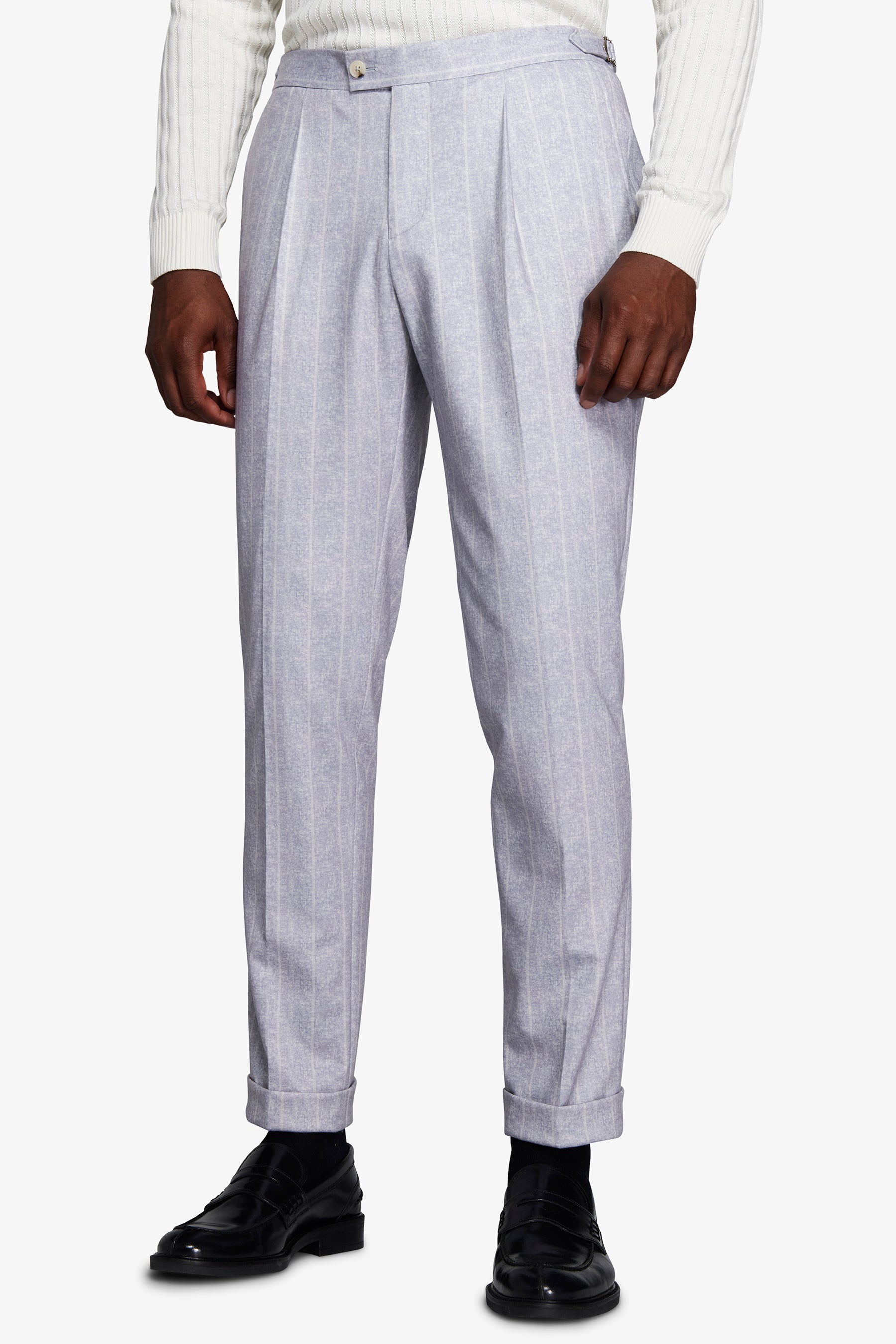 Pantalon bleu clair à fines rayures