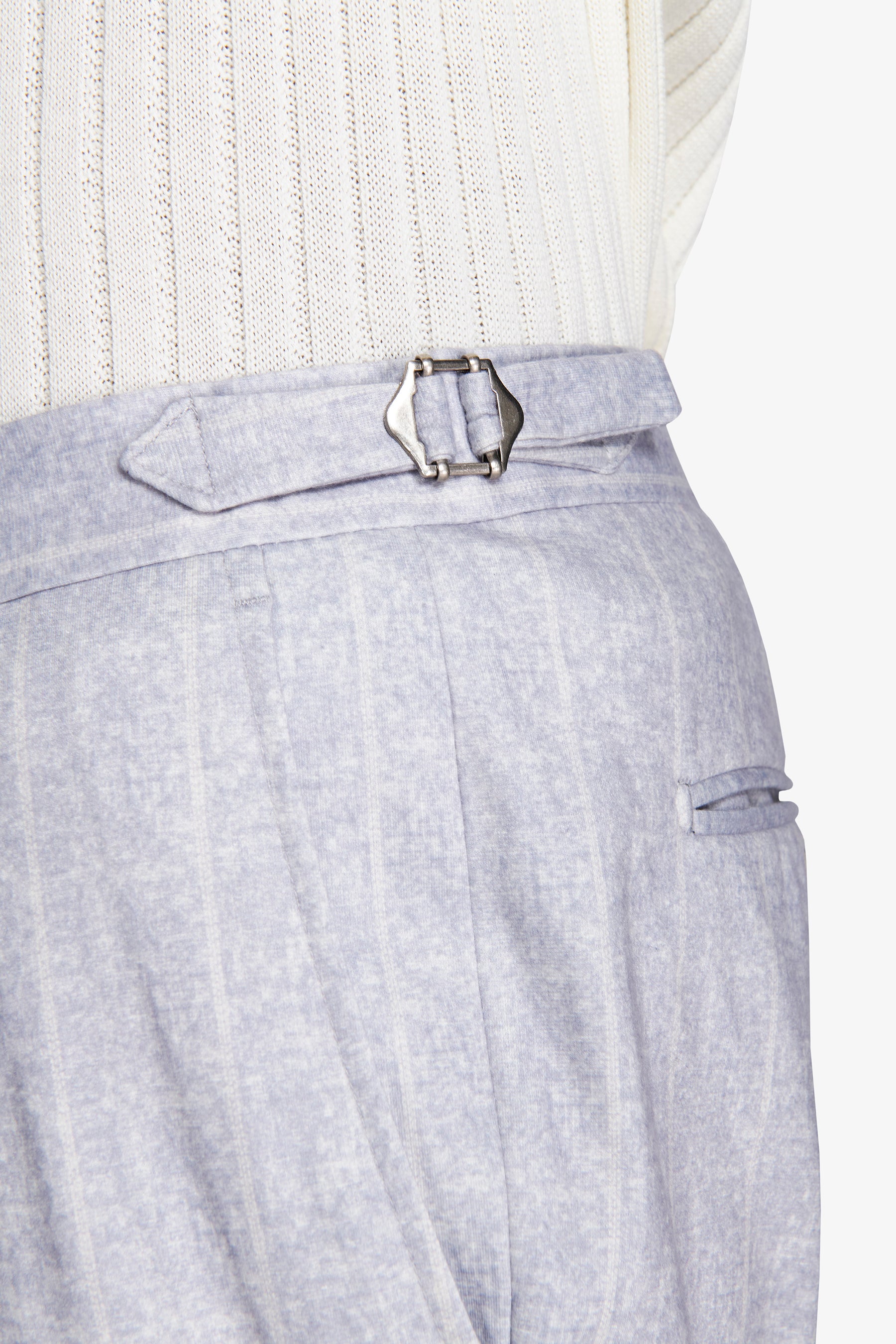 Pantalon bleu clair à fines rayures