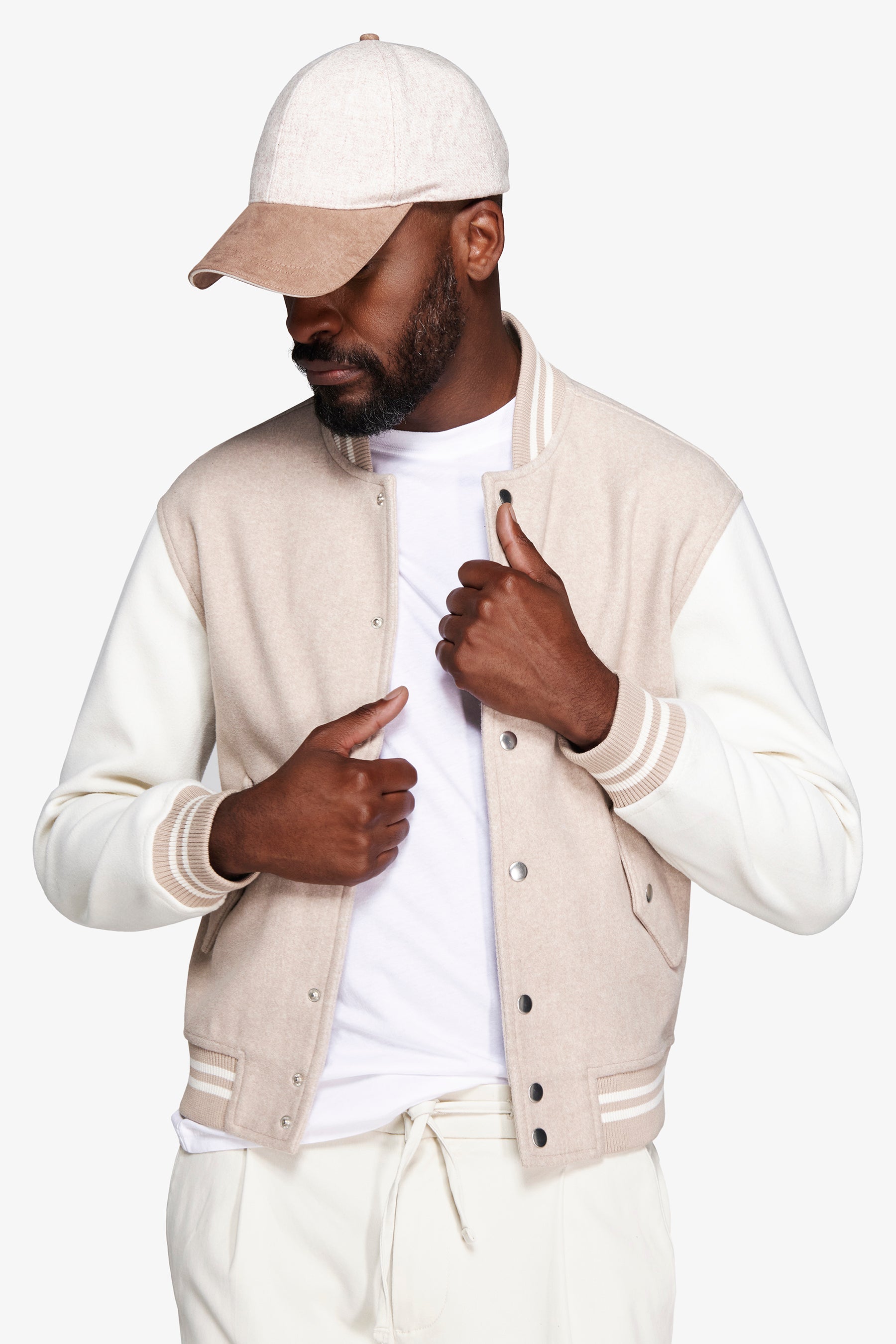 Bomber con ribetes y mangas en contraste arena DNJ