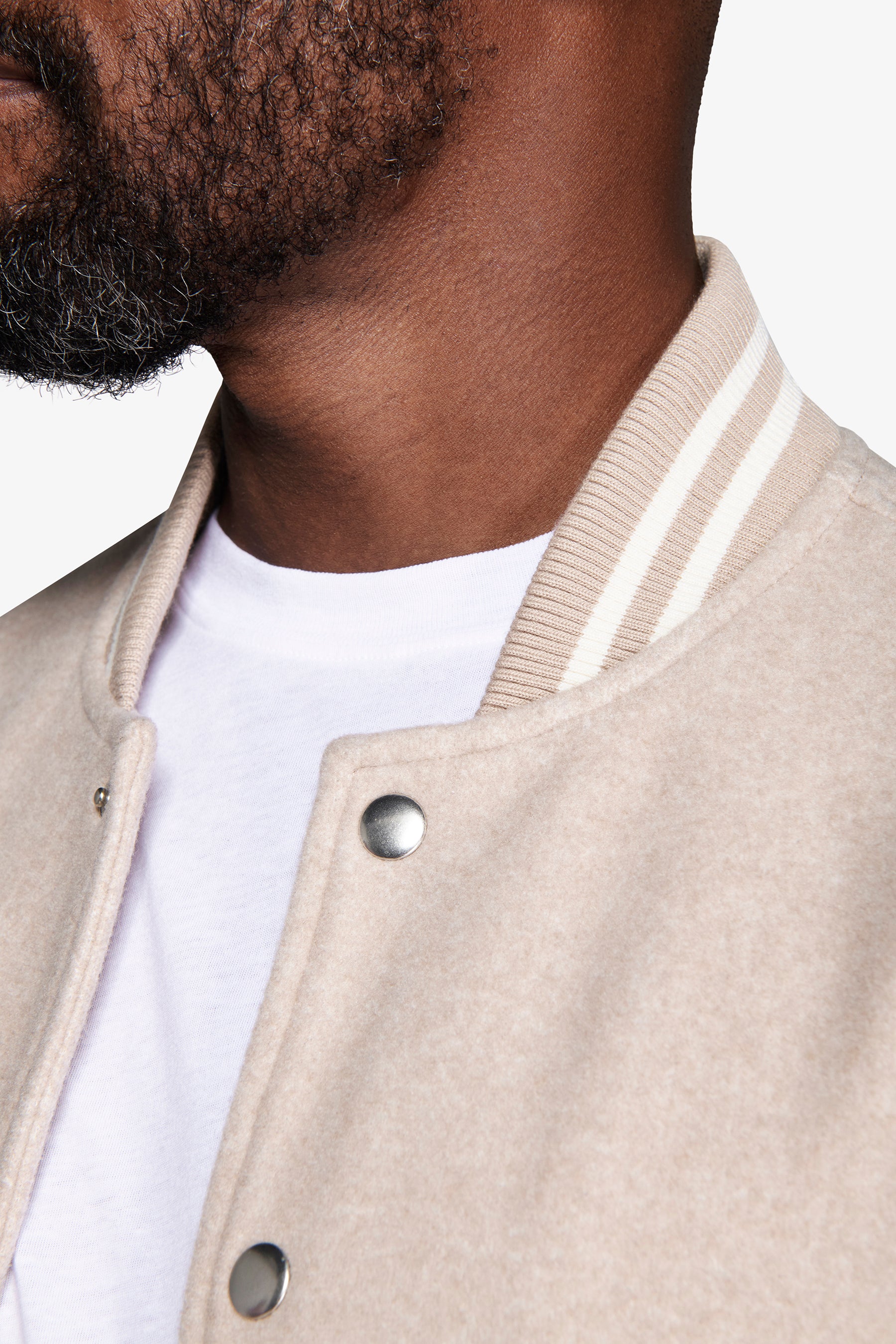 Bomber con ribetes y mangas en contraste arena DNJ