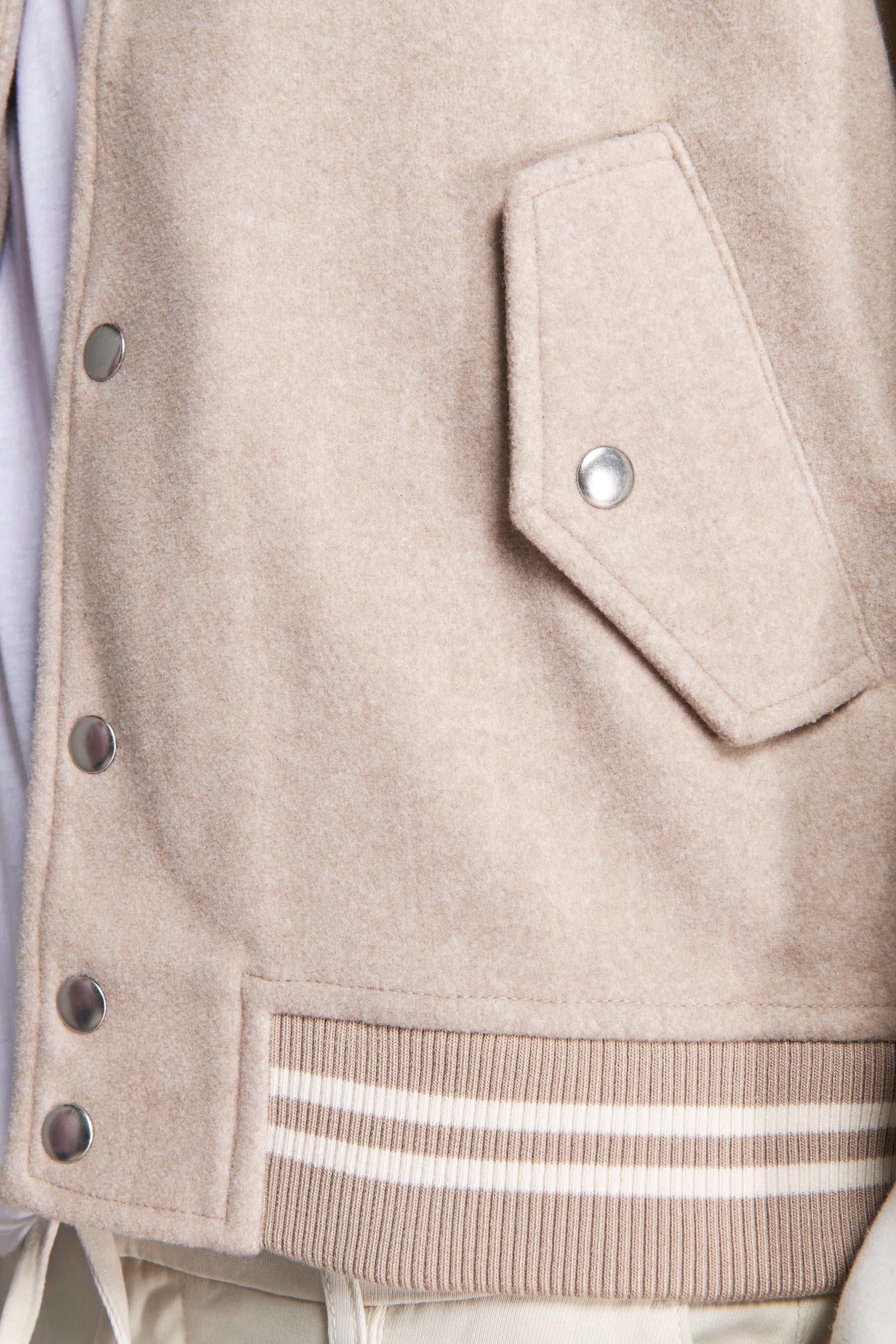 Bomber con ribetes y mangas en contraste arena DNJ