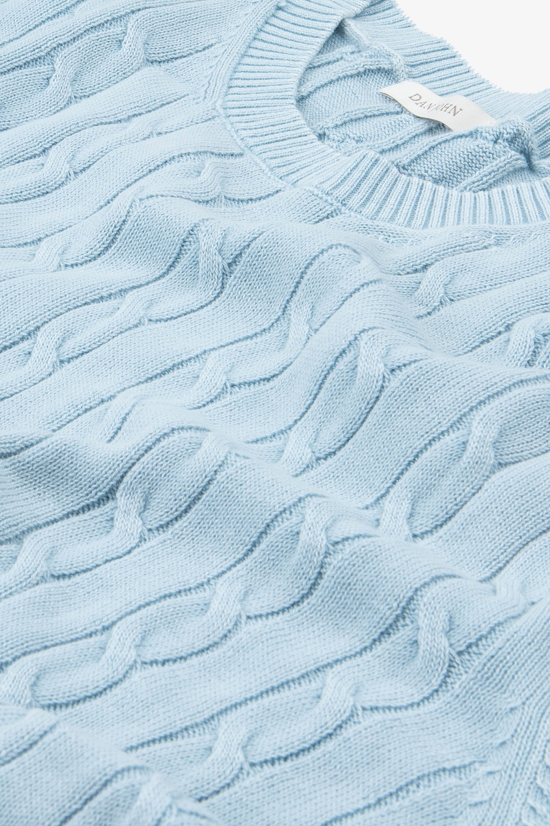 HELLBLAUER GEFLOCHTENER RUNDHALS