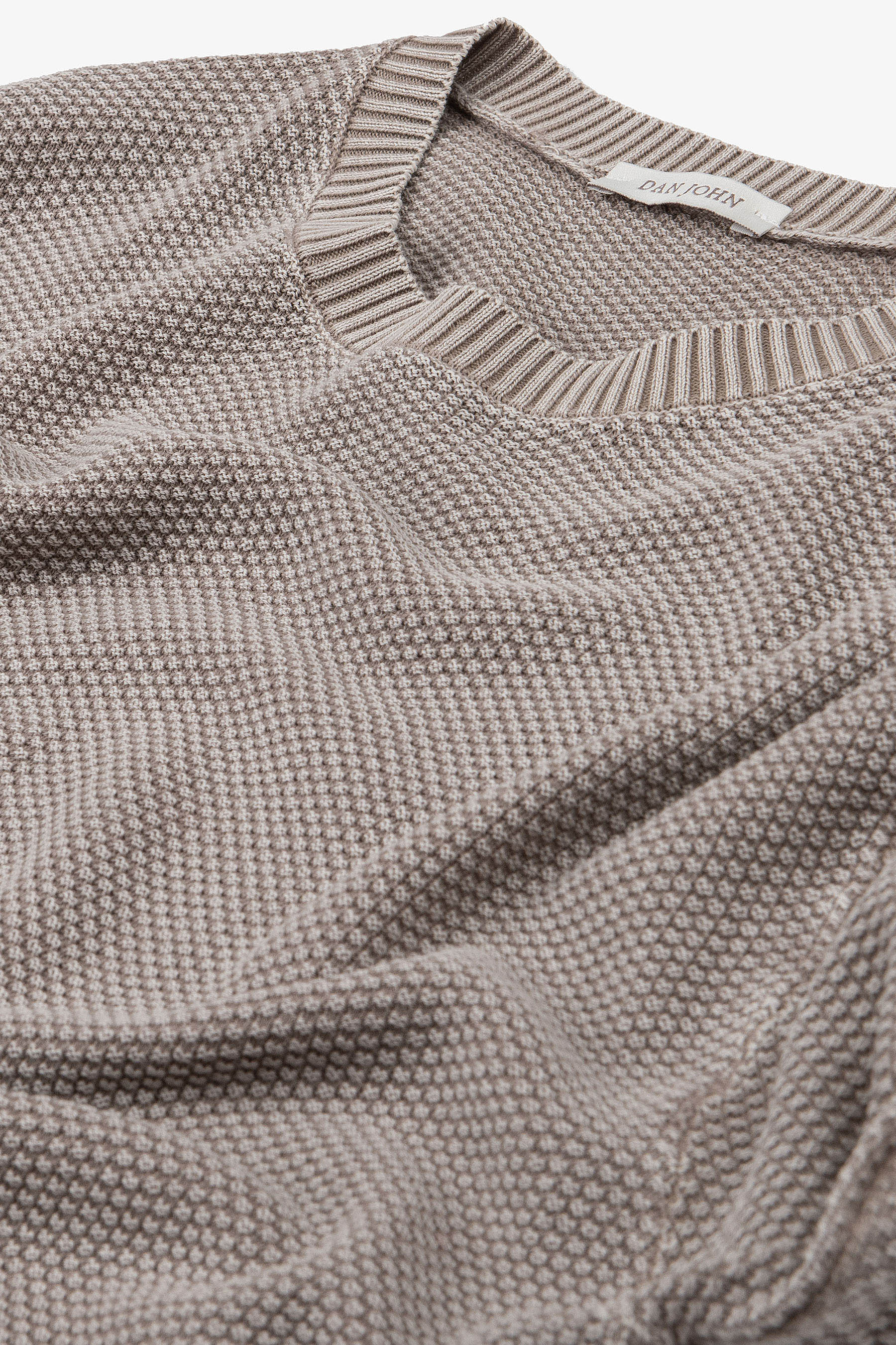 Rundhalspullover mit Reiskornmuster in Taupe.