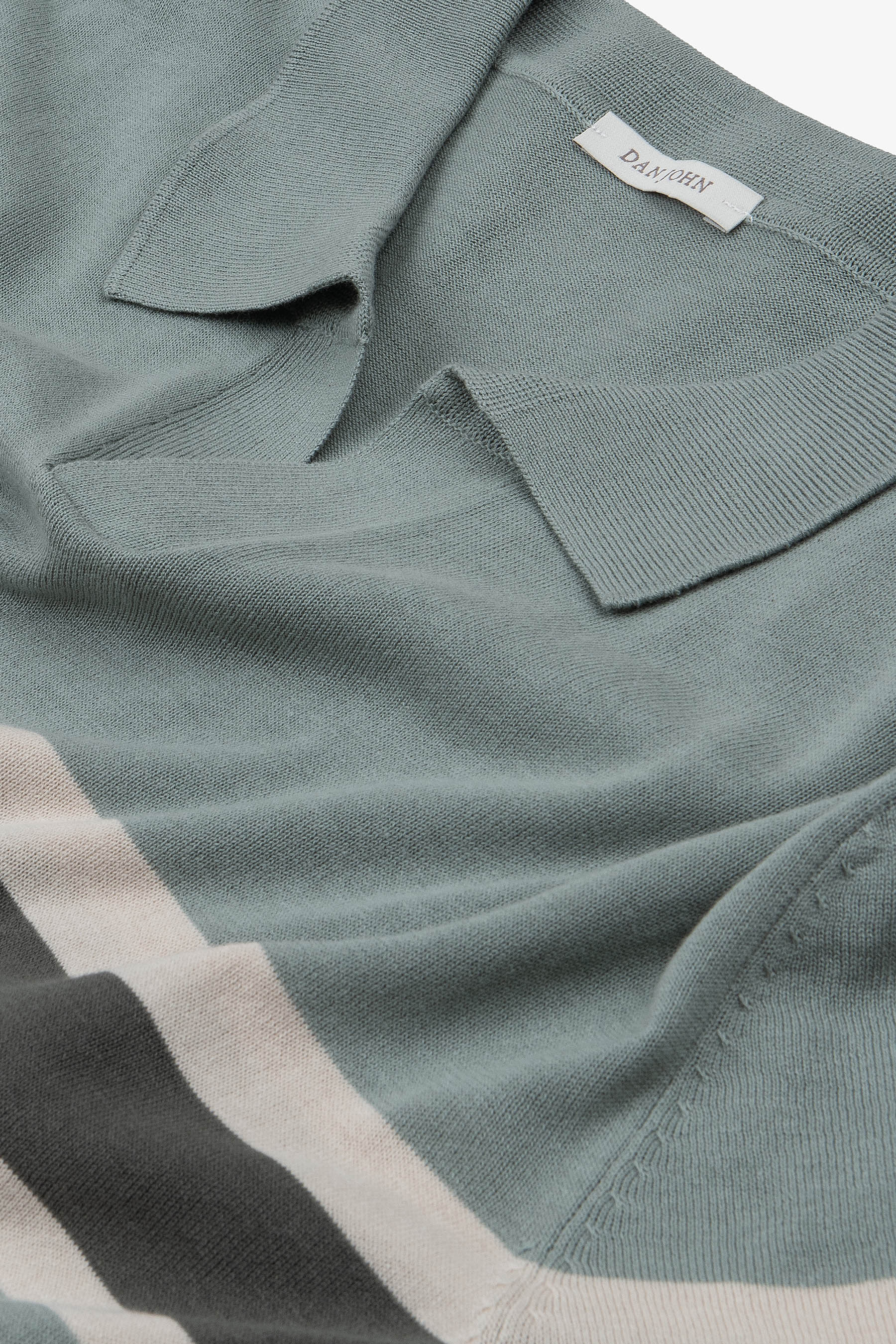 GESTREIFTES KURZARM-POLOSHIRT MIT OFFENEM AUSSCHNITT HELLGRÜN