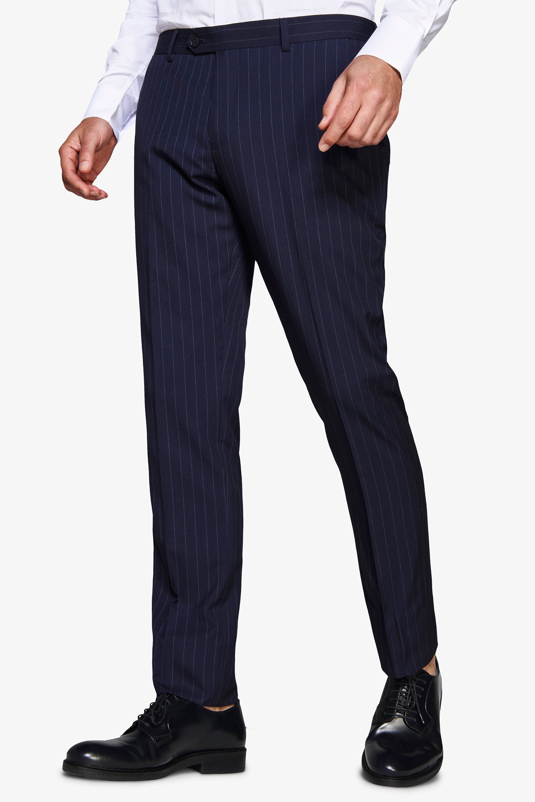 Pantalon bleu à fines rayures.