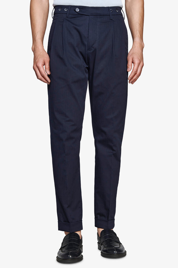 Pantalon bleu à chevrons