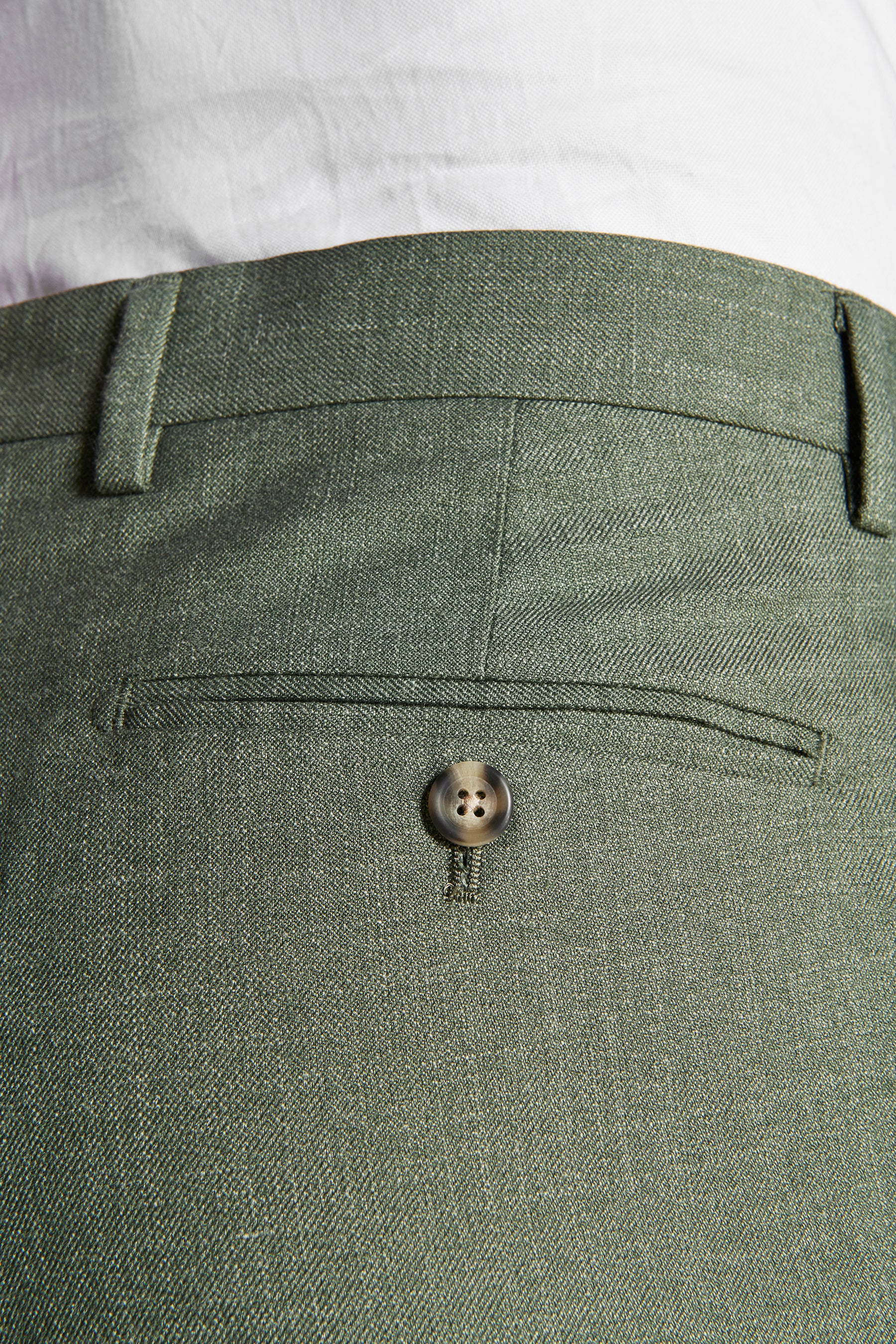 Pantalón de tela verde flameada