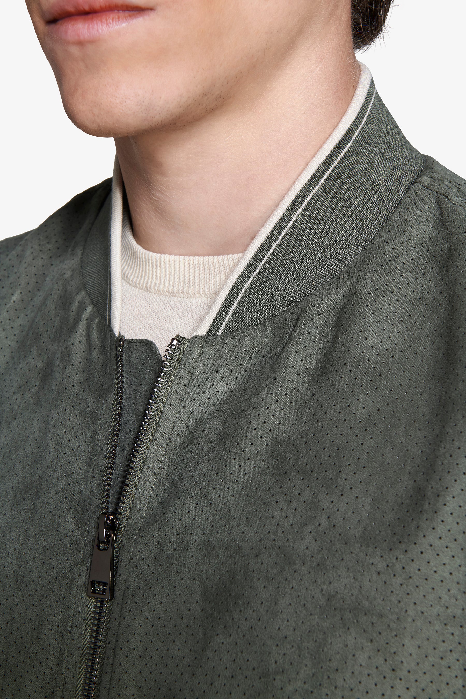 Cazadora bómber de ante ecológico perforado verde