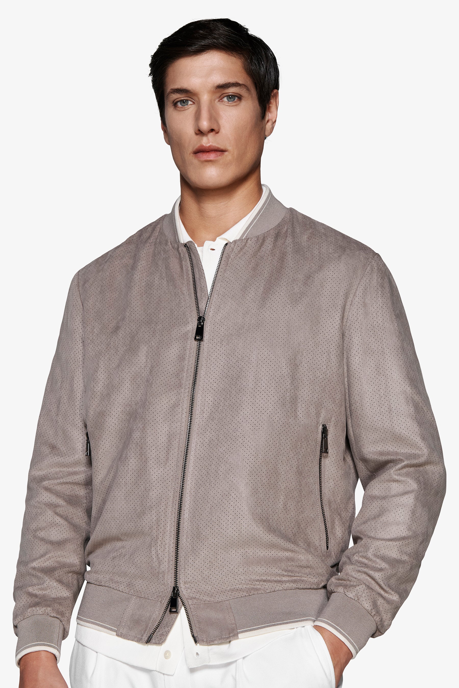 Bomberjacke aus perforiertem Öko-Wildleder in Taupe.