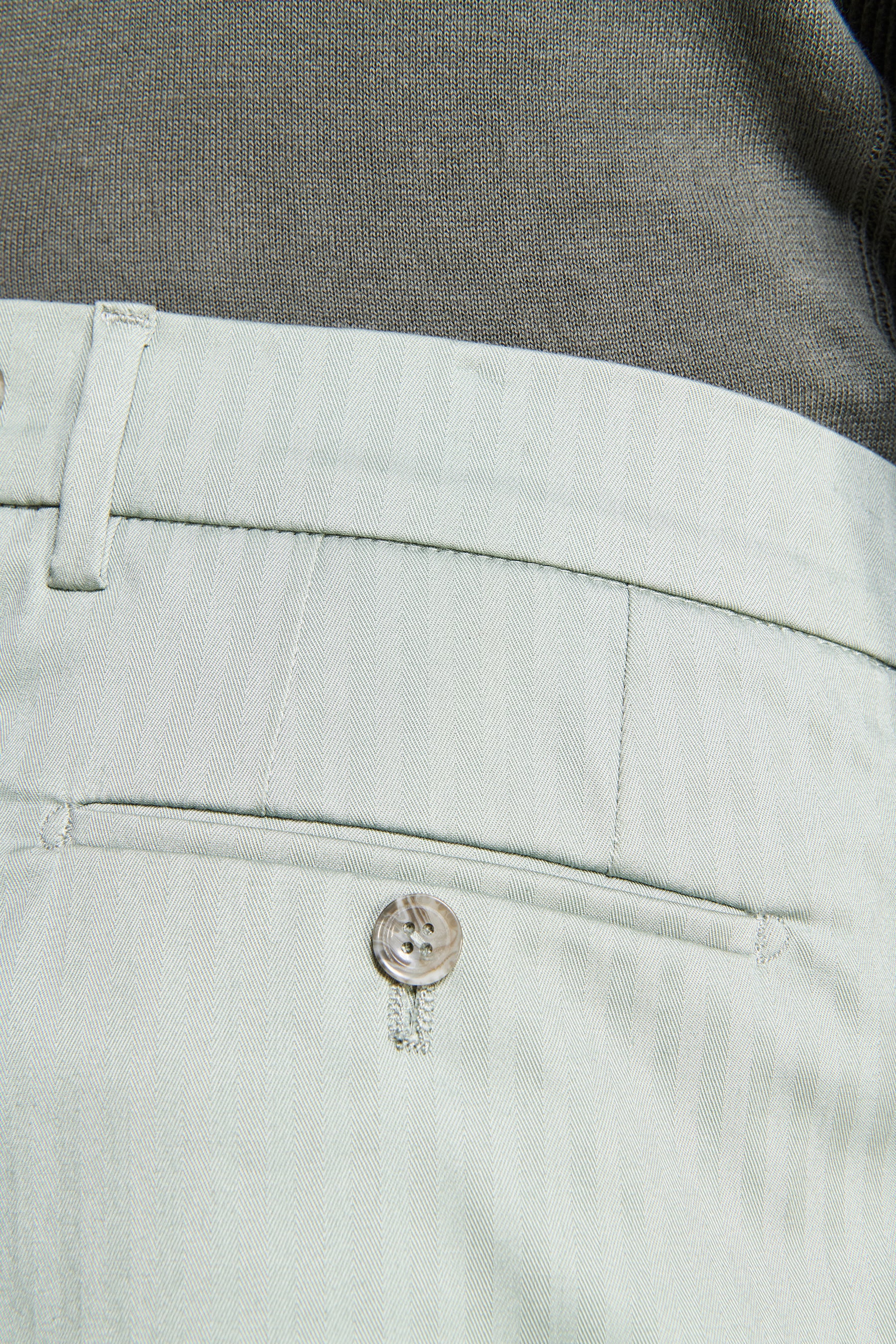 FISCHGRÄTEN-HOSE MIT 2 ZEICHEN IN SALBEI