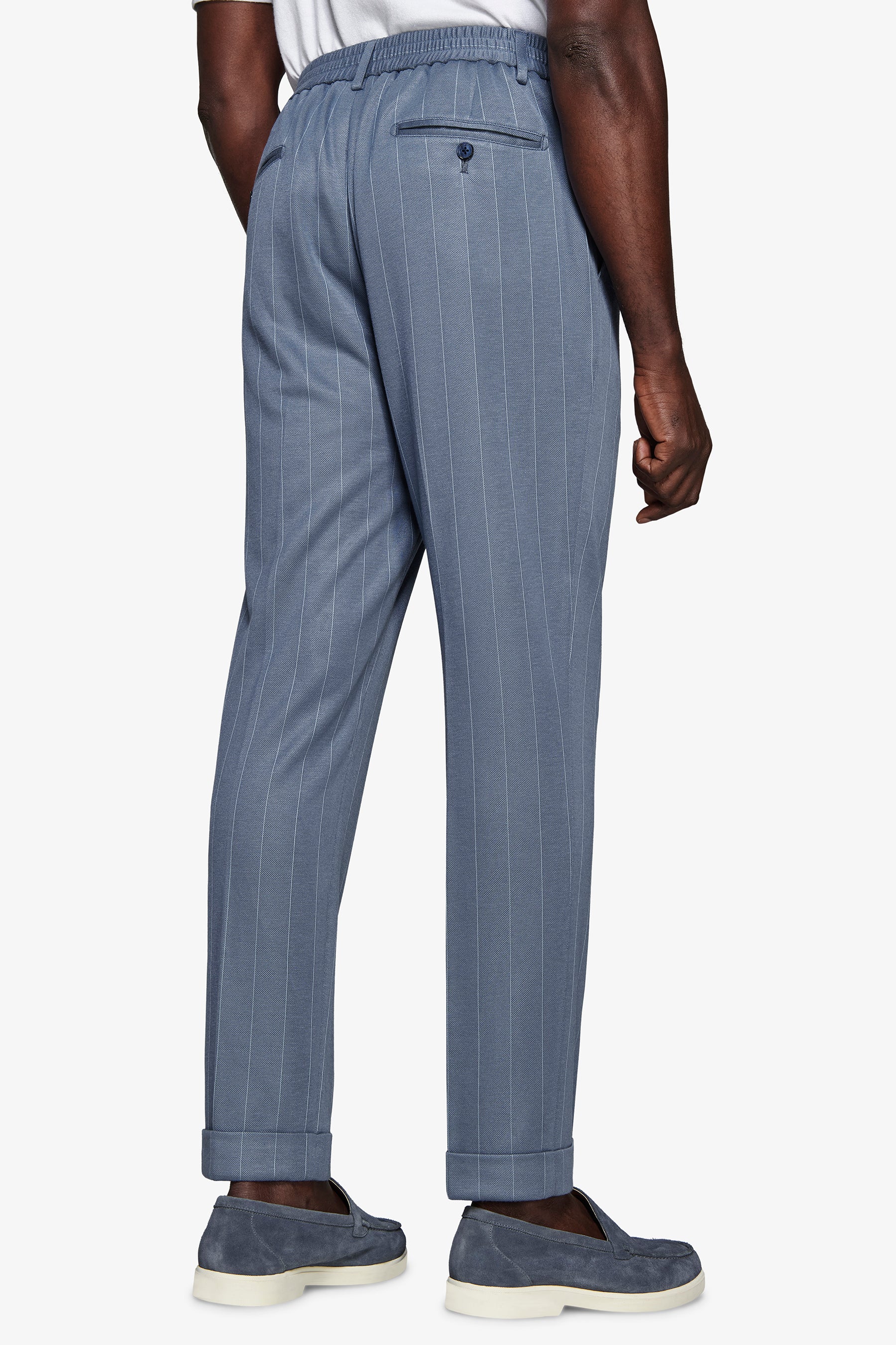 Pantalon bleu turquoise en jersey à fines rayures.