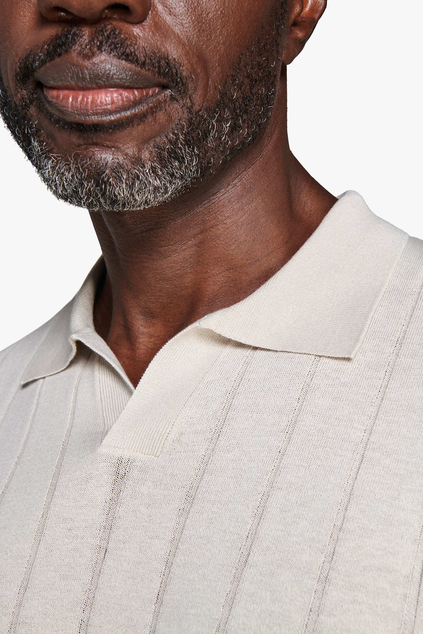 Flaches, geripptes Poloshirt mit offenem Halsausschnitt in Sand