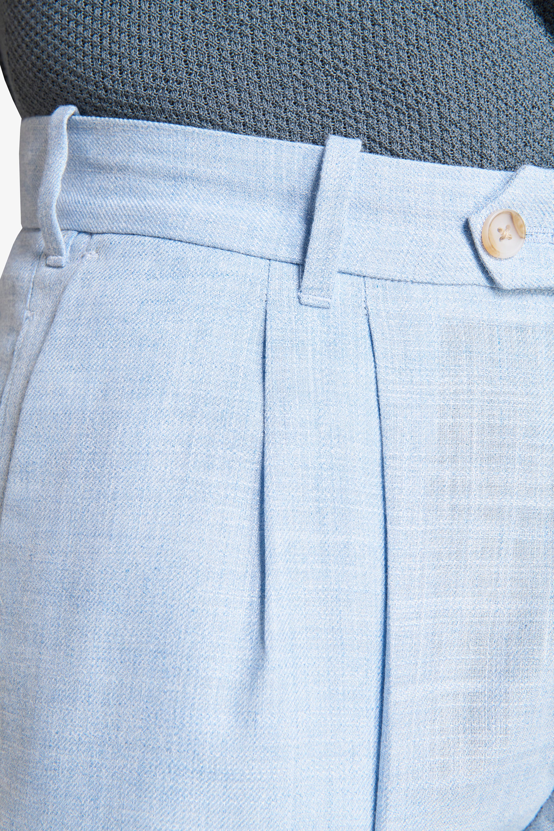Bermudas mezcla lino con pinzas celeste