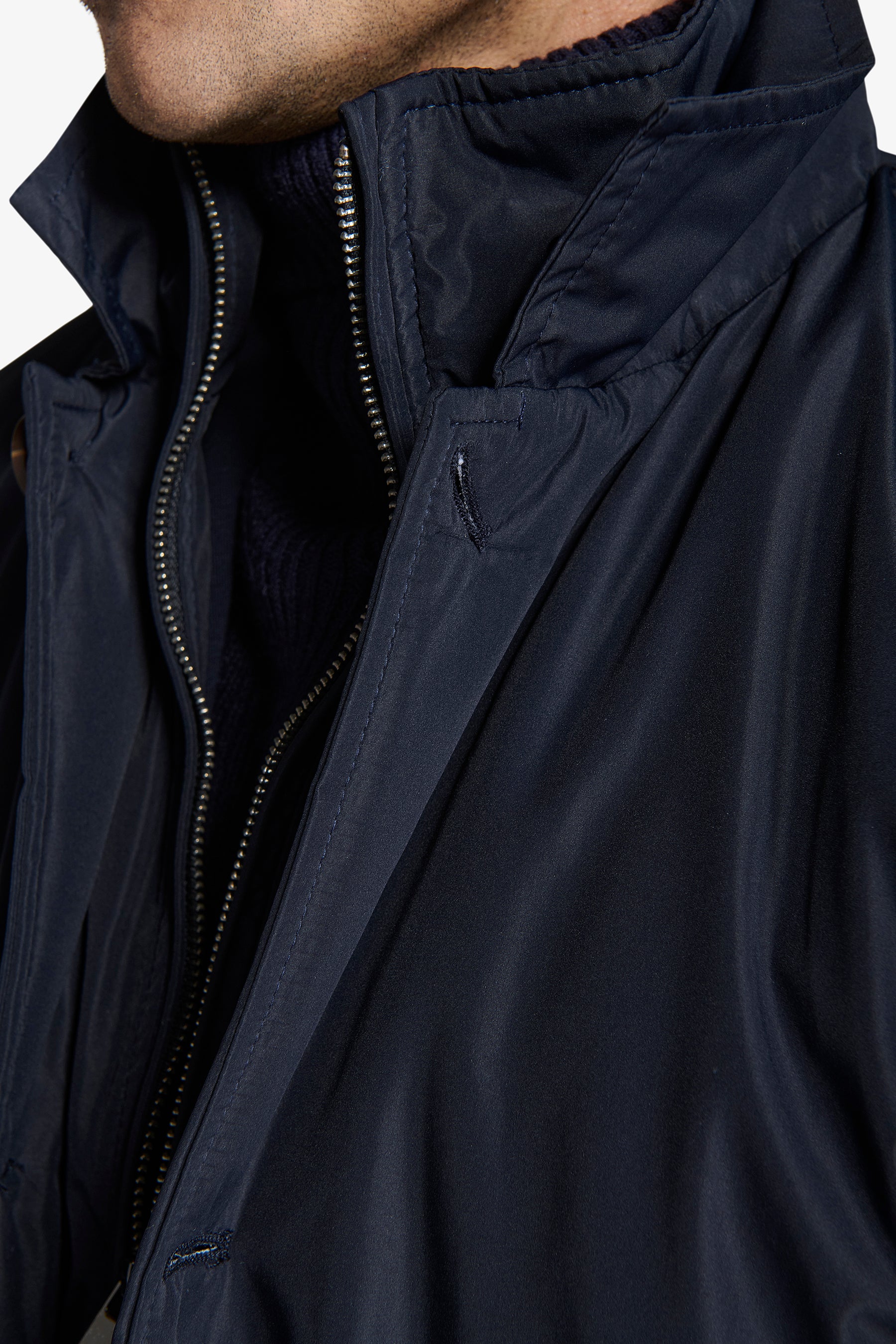 Trench con pettorina blu-Dan John