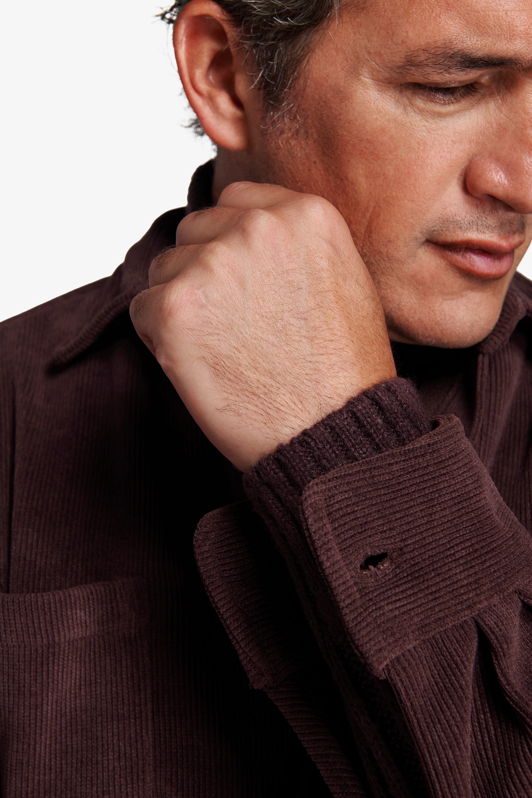 Surchemise bordeaux effet velours côtelé.