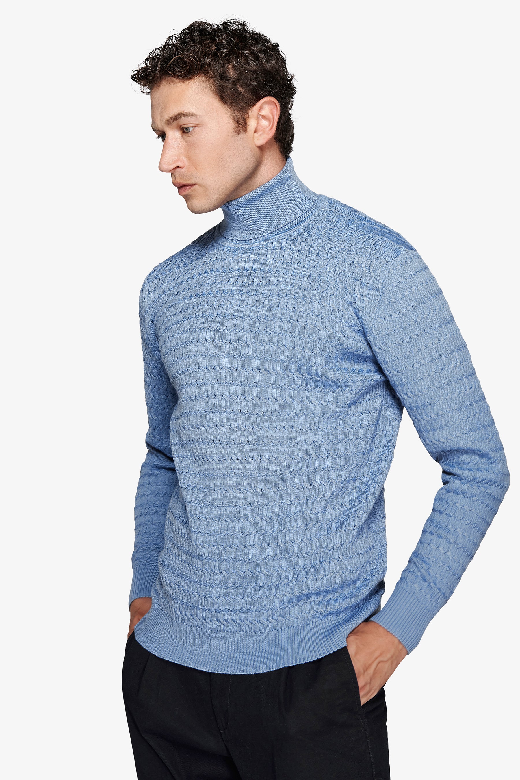 Maglia dolcevita a treccina celeste