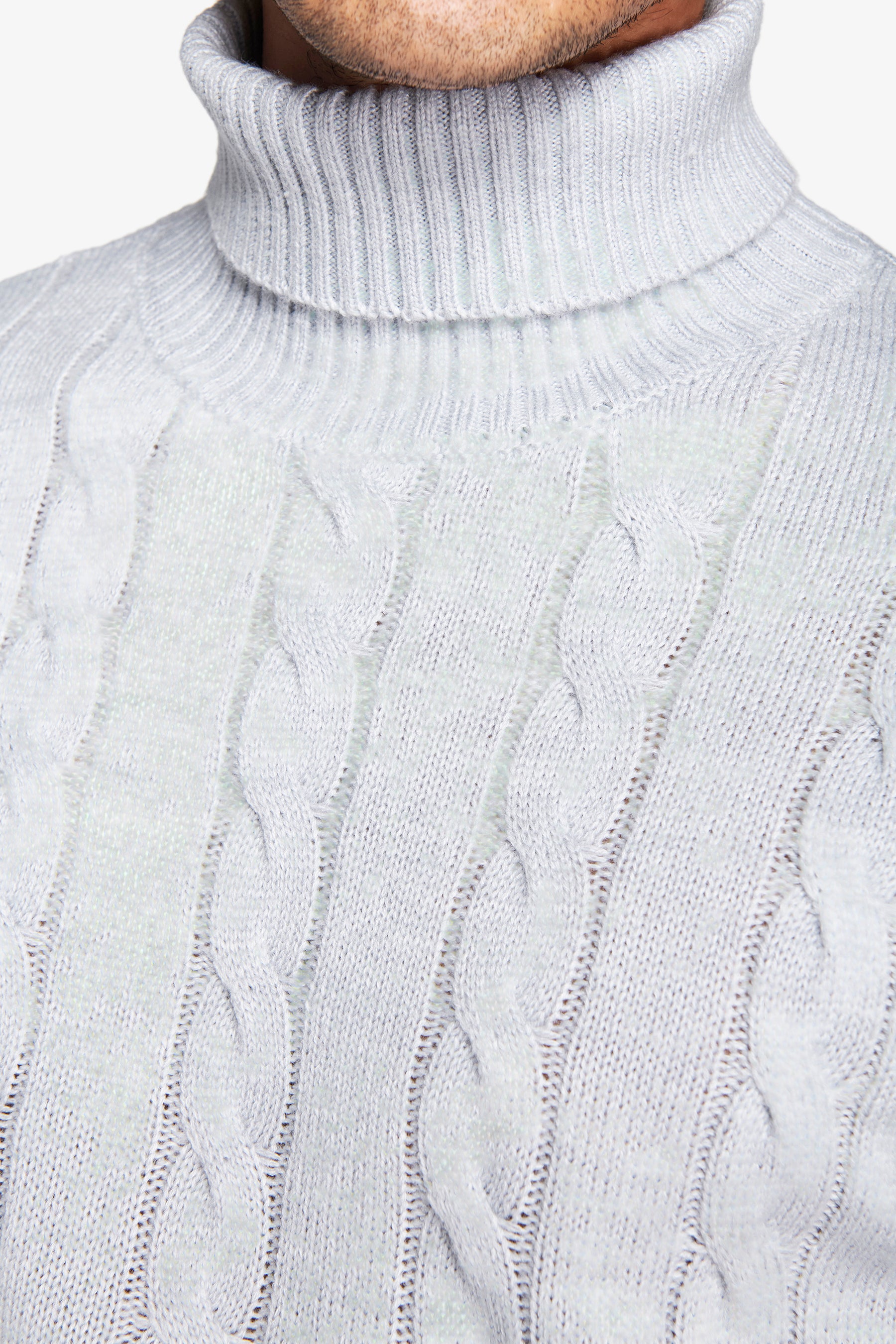 Maglia dolcevita treccia grigio chiaro