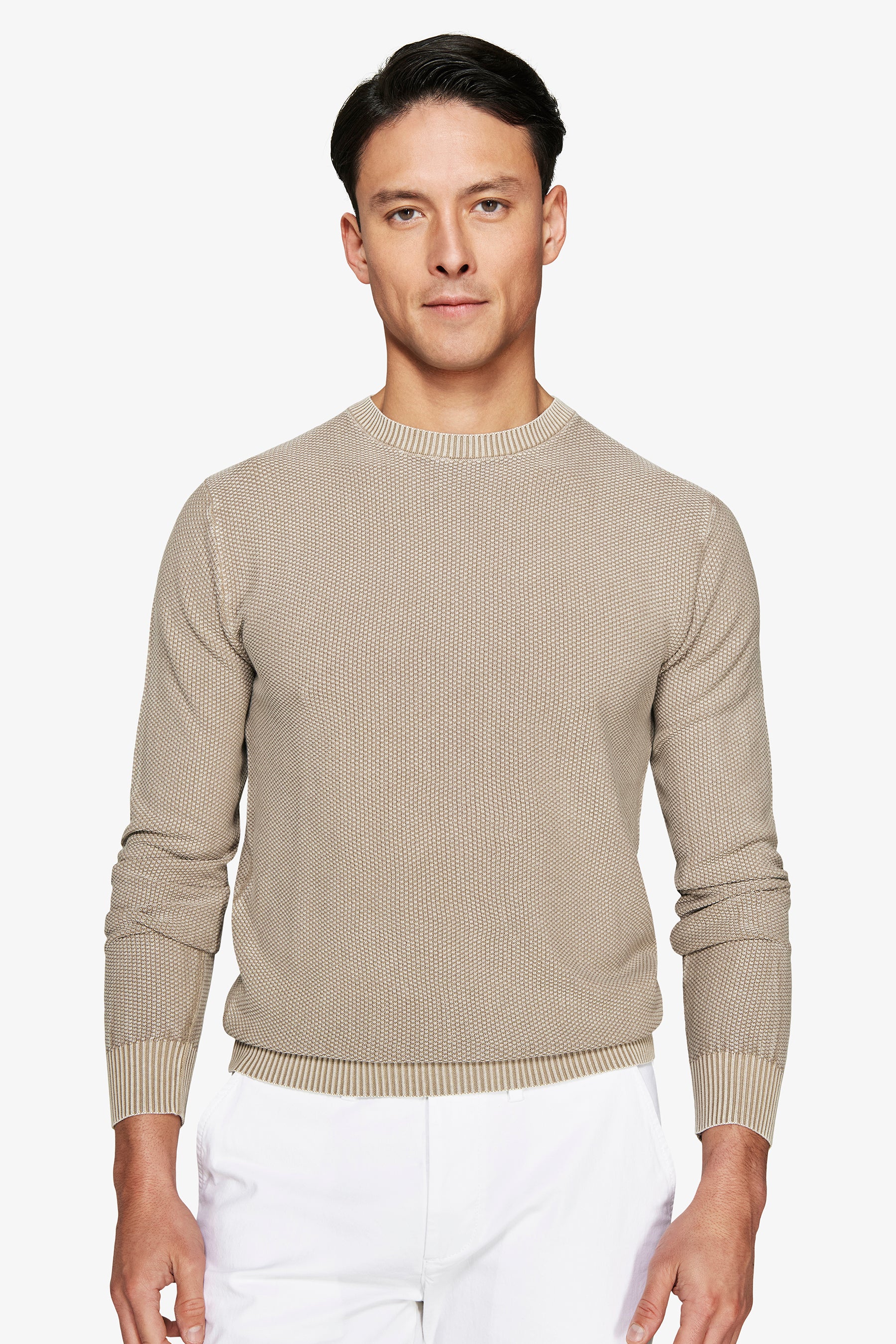 Rundhalspullover mit Reiskornmuster in Taupe.