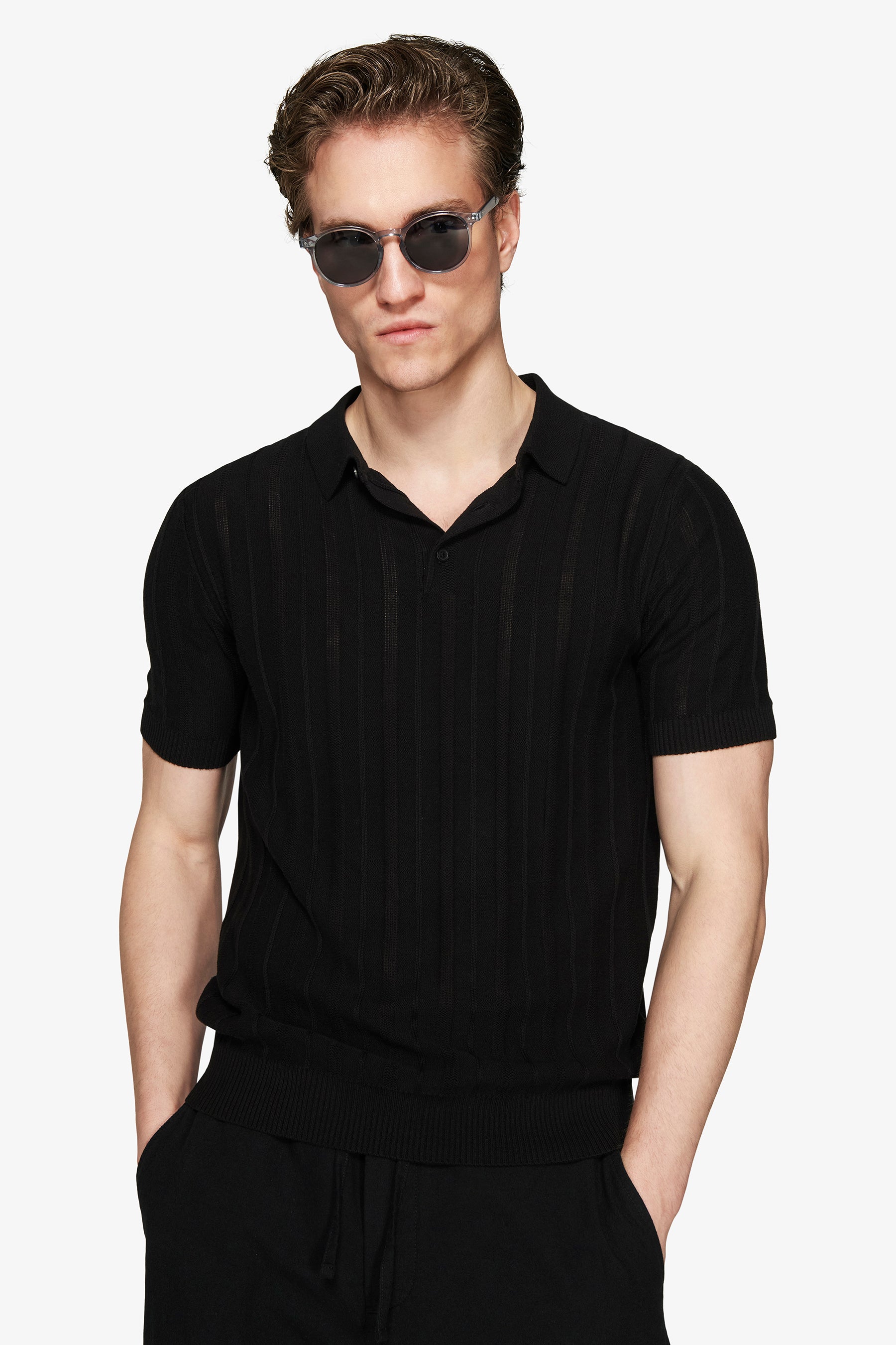 Polohemd aus perforiertem Strick in Schwarz
