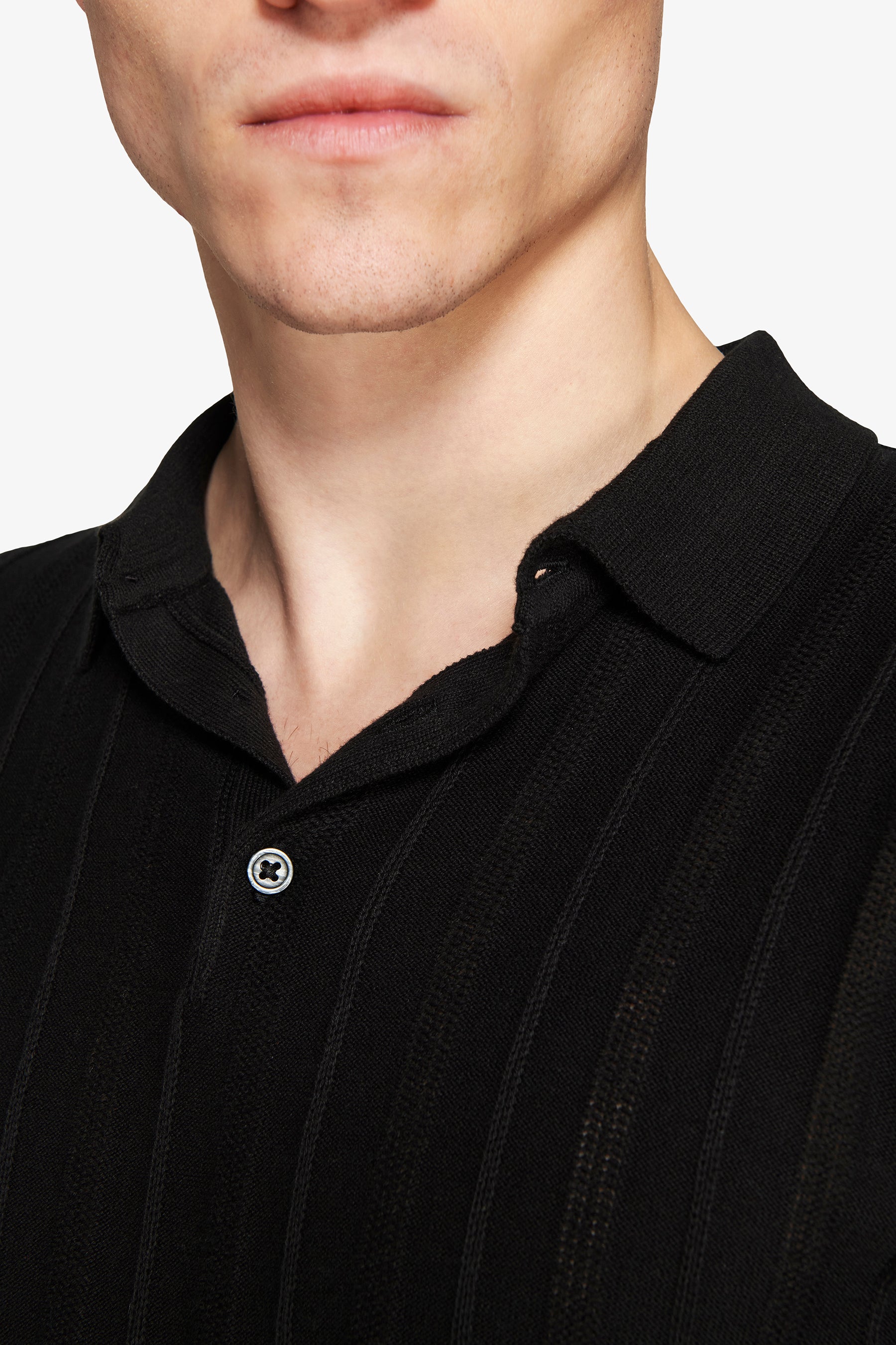 Polohemd aus perforiertem Strick in Schwarz