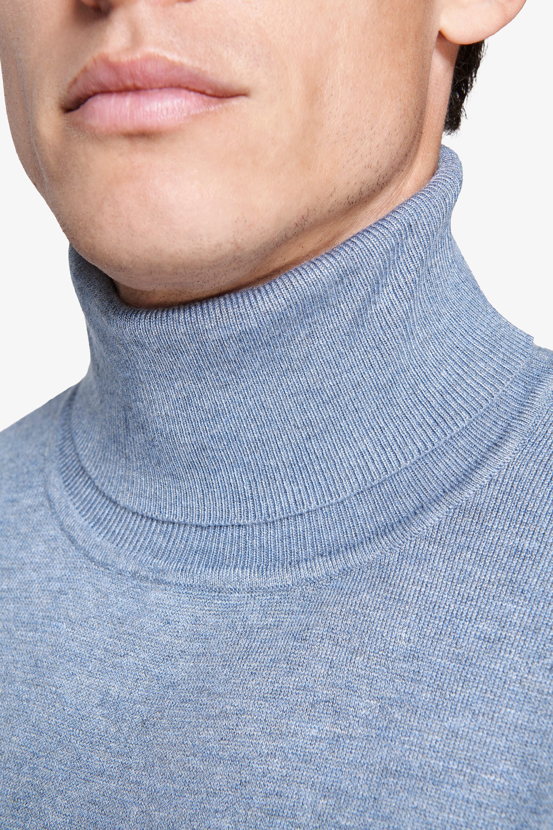 Maglia dolcevita basic celeste