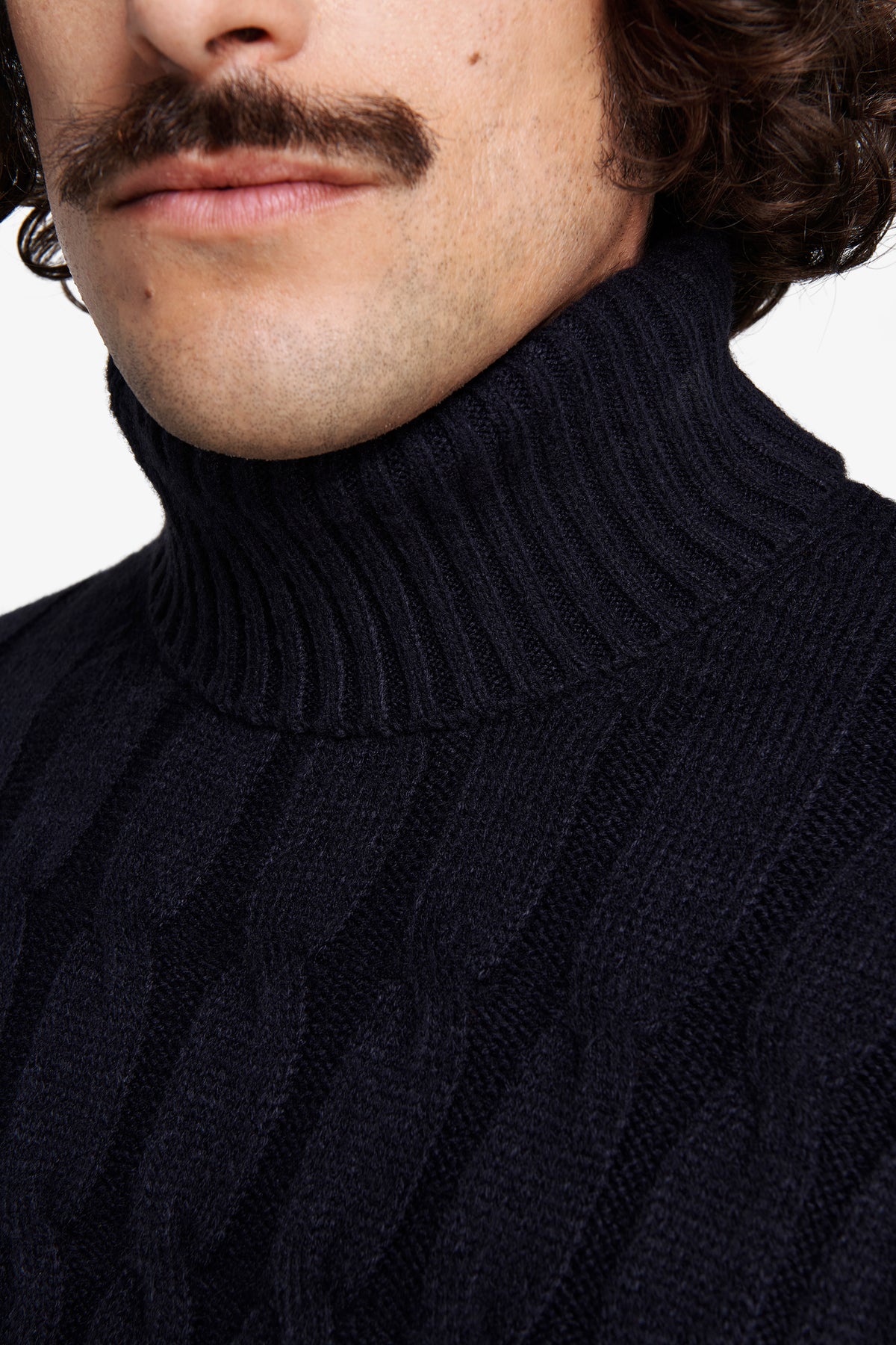 Maglia dolcevita treccia blu