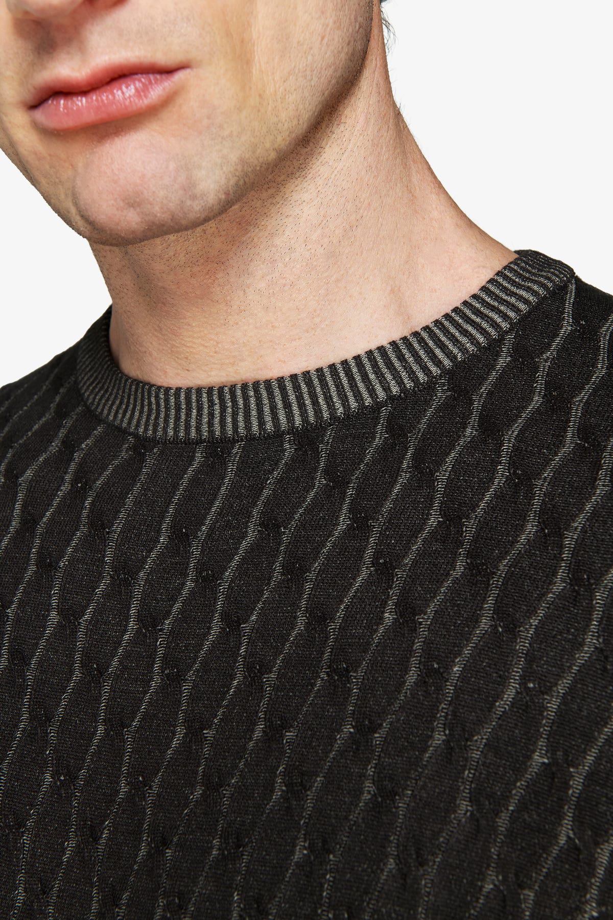 Rollkragenpullover mit Zopfmuster in Mokka