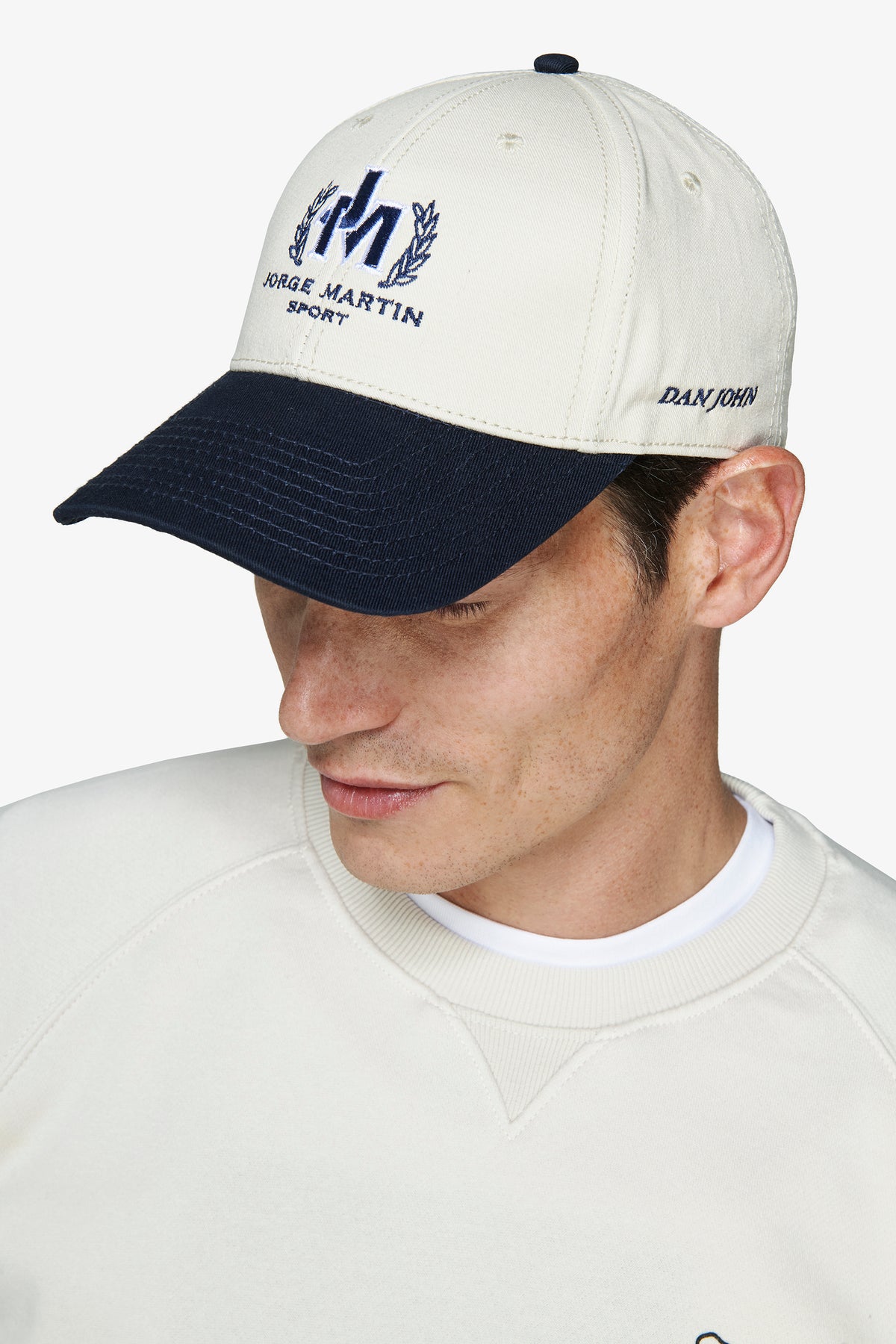Cappello logato con visiera