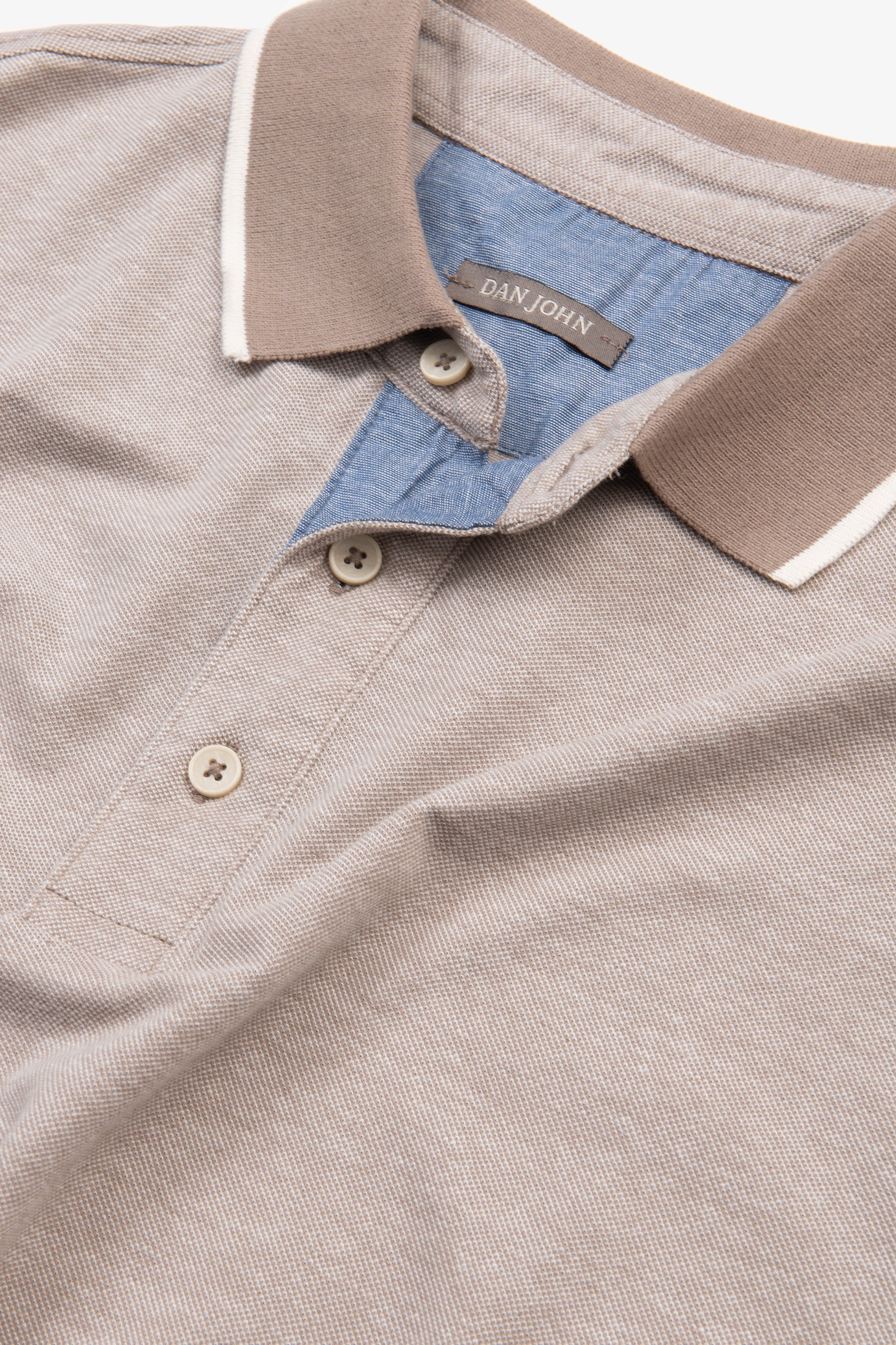 Polo collo e profili in contrasto sabbia-Dan John