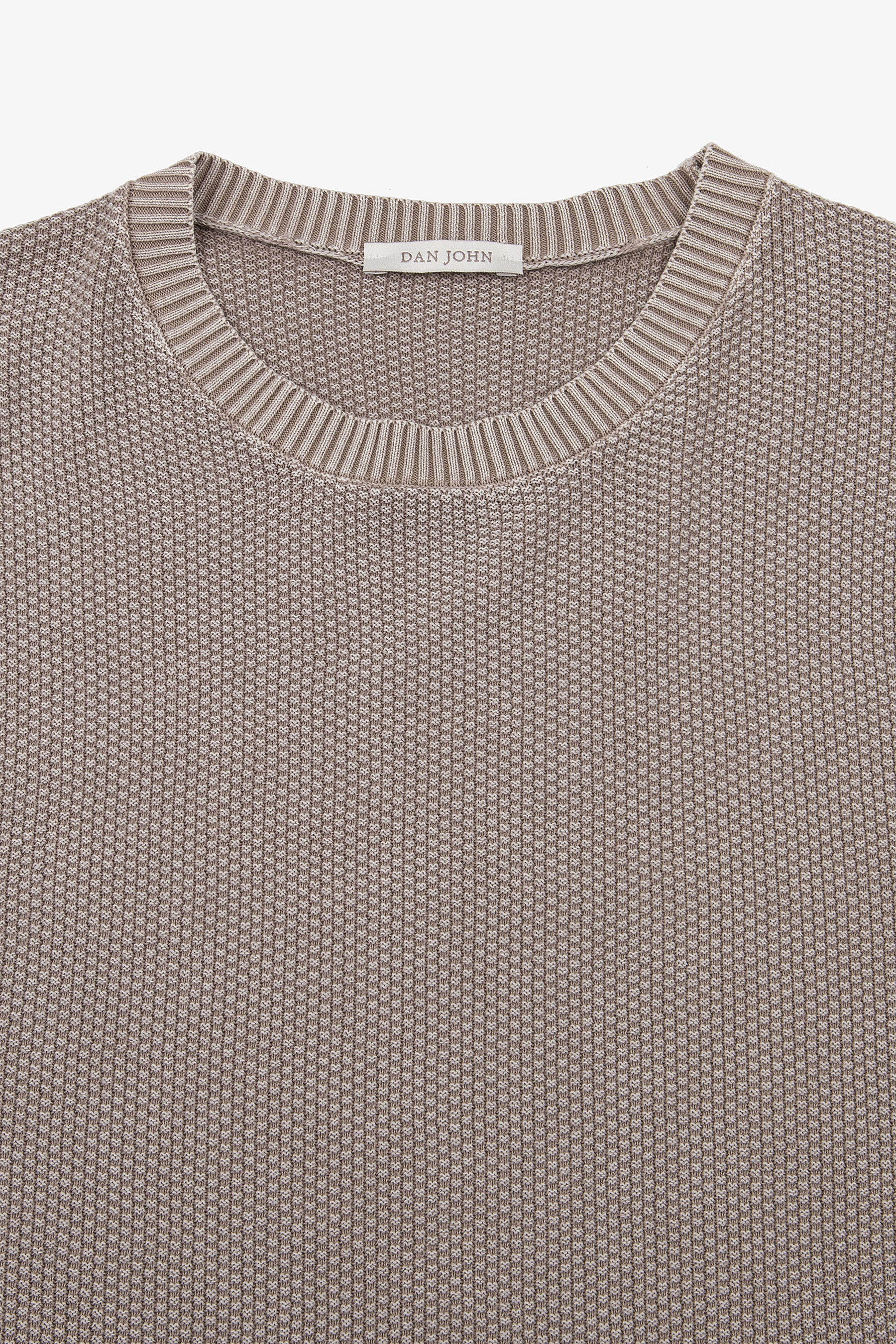 Rundhalspullover mit Reiskornmuster in Taupe.