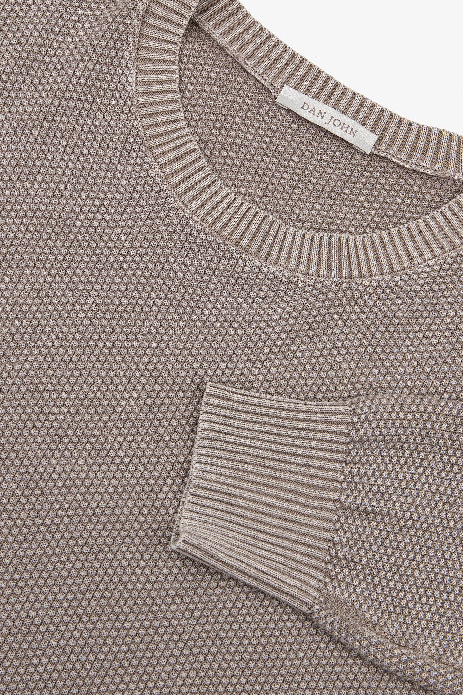 Rundhalspullover mit Reiskornmuster in Taupe.